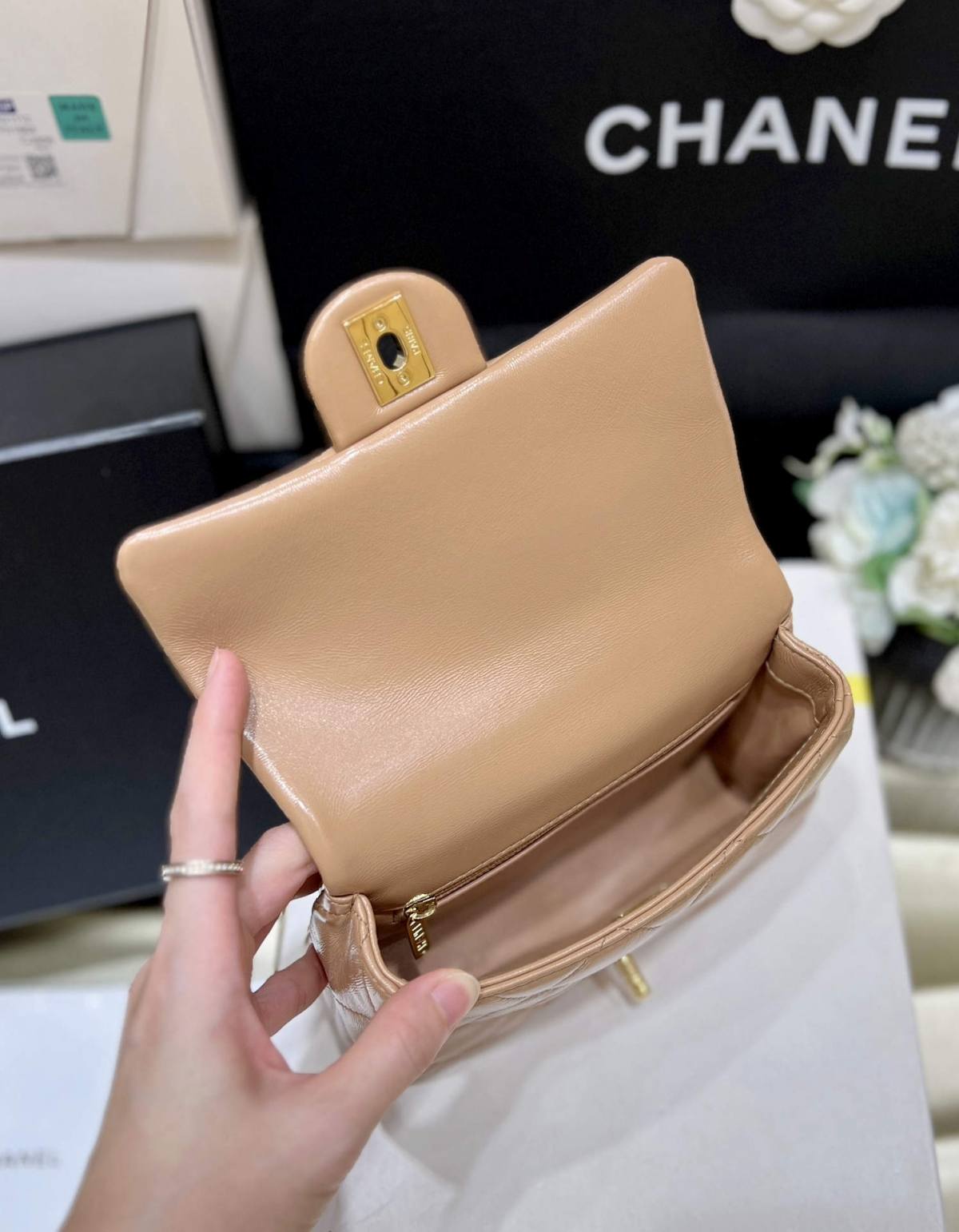 Ellebag super fake The 24B Mini Flap Bag with Top Handle: A Timeless Icon in Milk Tea Hues(2024 Dec Updated)-उत्तम गुणवत्ता नकली लुई Vuitton बैग ऑनलाइन स्टोर, प्रतिकृति डिजाइनर बैग ru