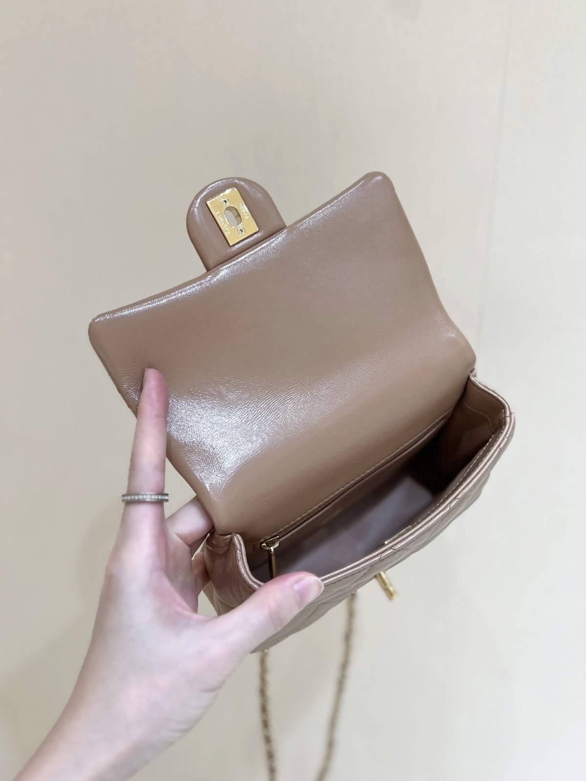 Ellebag super fake The 24B Mini Flap Bag with Top Handle: A Timeless Icon in Milk Tea Hues(2024 Dec Updated)-उत्तम गुणवत्ता नकली लुई Vuitton बैग ऑनलाइन स्टोर, प्रतिकृति डिजाइनर बैग ru