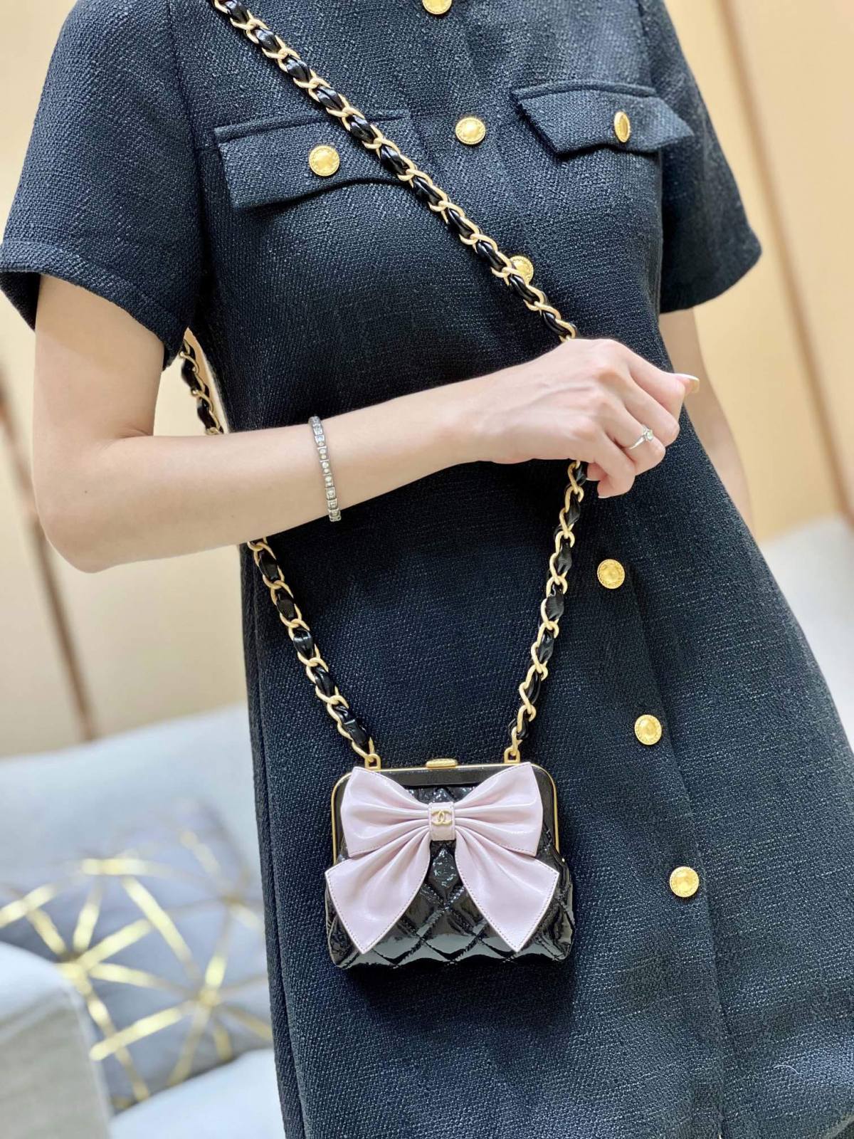 Ellebag super replica Chanel Clutch With Chain (AP4028): A Closer Look at Craftsmanship and Design(2024 Dec Updated)-Best Quality Fake Louis Vuitton Bag Online Store, Replica designer bag ru