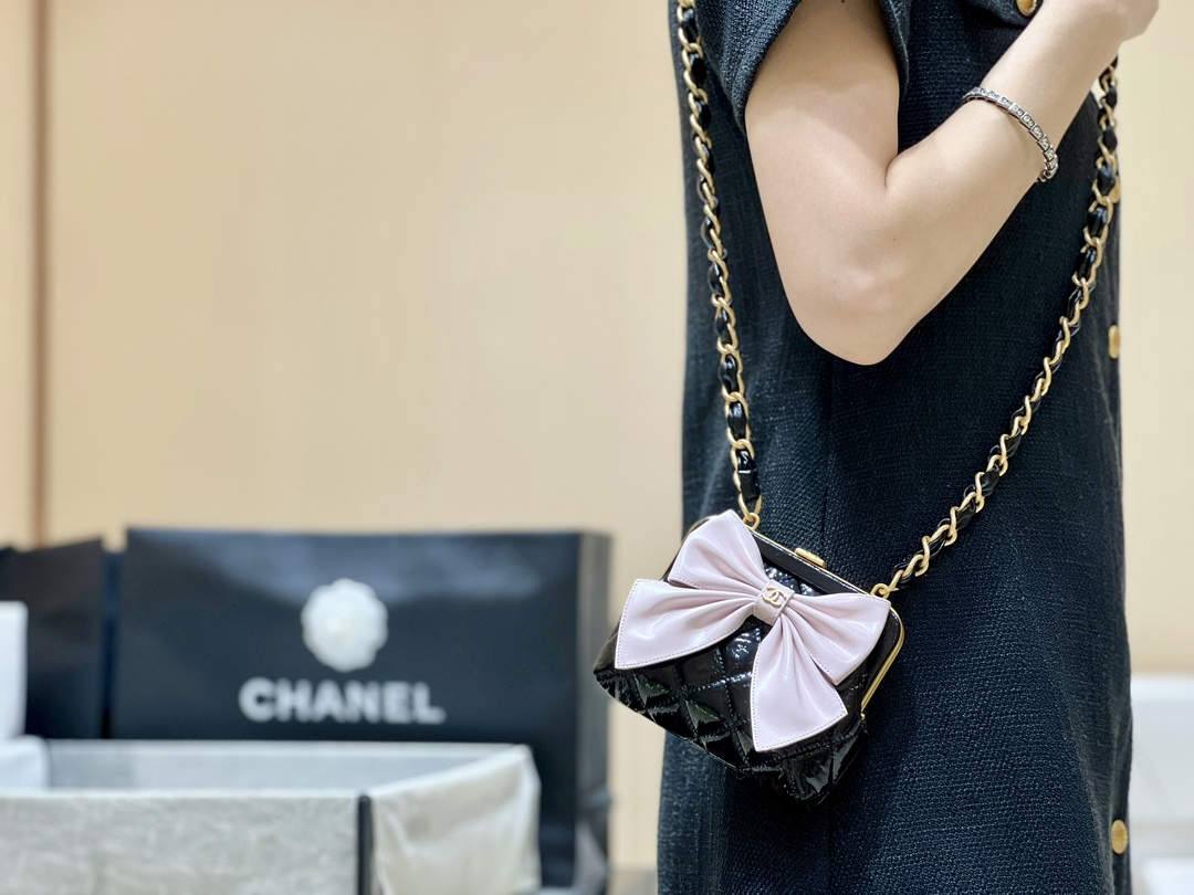 Ellebag super replica Chanel Clutch With Chain (AP4028): A Closer Look at Craftsmanship and Design(2024 Dec Updated)-Best Quality Fake Louis Vuitton Bag Online Store, Replica designer bag ru