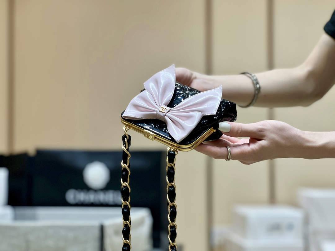 Ellebag super replica Chanel Clutch With Chain (AP4028): A Closer Look at Craftsmanship and Design(2024 Dec Updated)-Best Quality Fake Louis Vuitton Bag Online Store, Replica designer bag ru