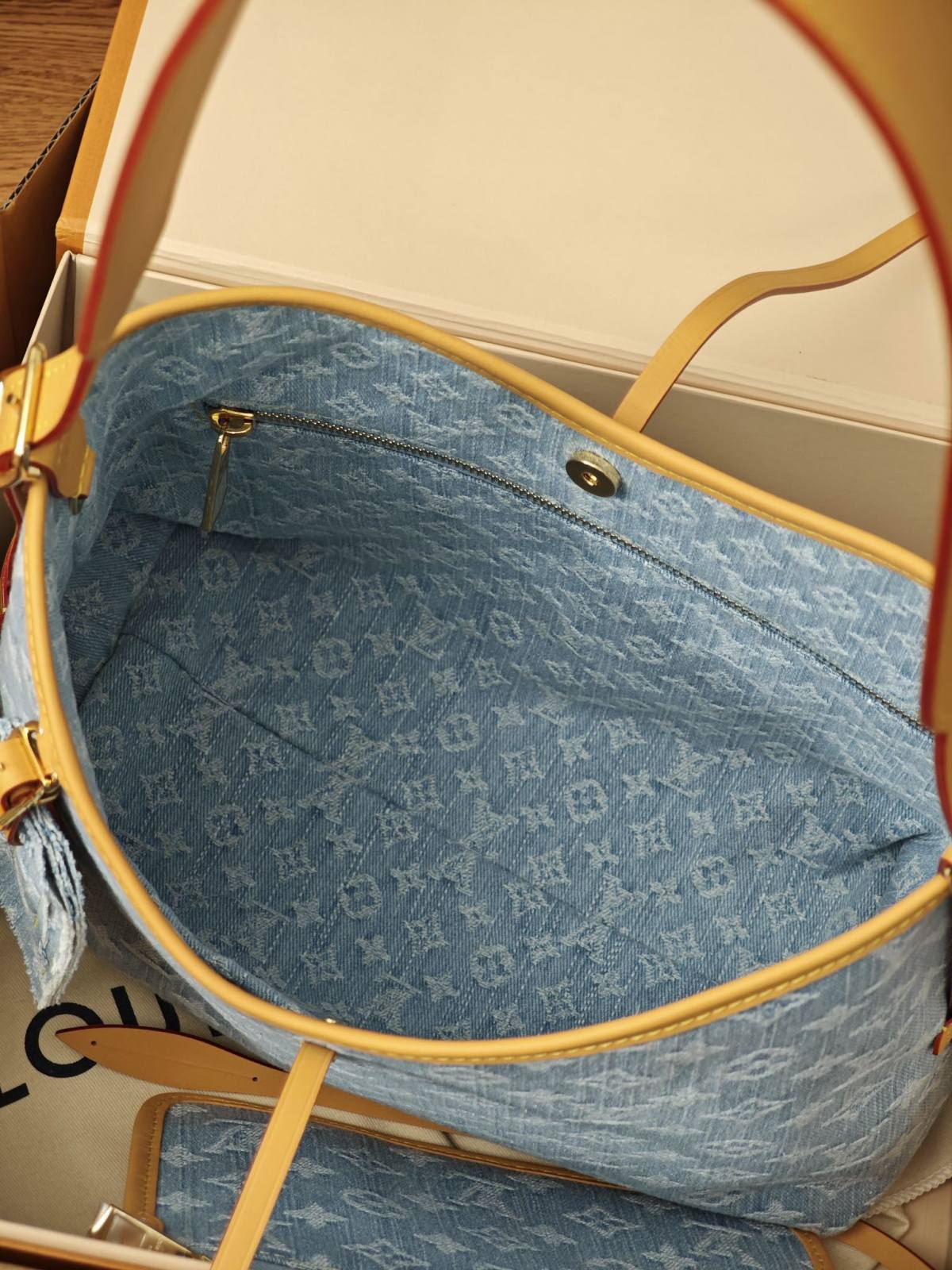 Ellebag’s Art of Precision: M11462 Carryall Small Handbag – A Perfect 1:1 Replica of Louis Vuitton’s Monogram Denim Carryall(2024 Dec Updated)-Best Quality Fake Louis Vuitton Bag Online Store, Replica designer bag ru