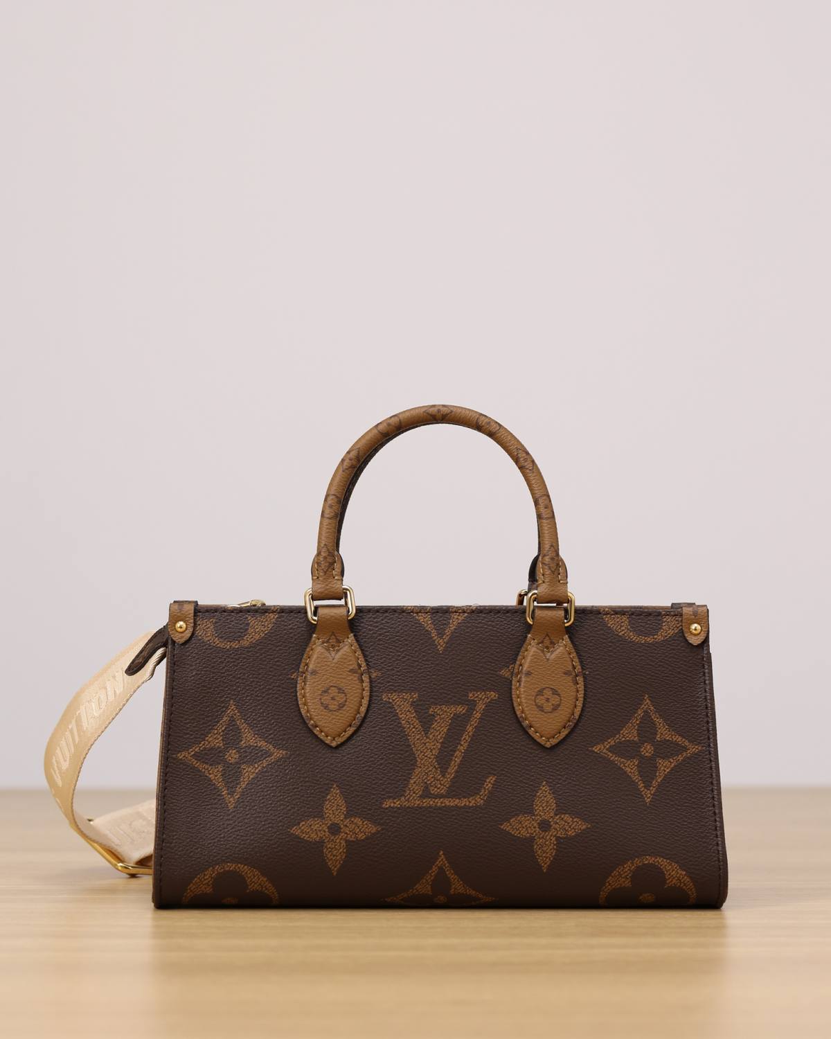 Ellebag’s Craftsmanship: M46653 OnTheGo East West Handbag – A 1:1 Replica of Louis Vuitton’s Latest Icon(2024 Dec Updated)-Best Quality Fake Louis Vuitton Bag Online Store, Replica designer bag ru