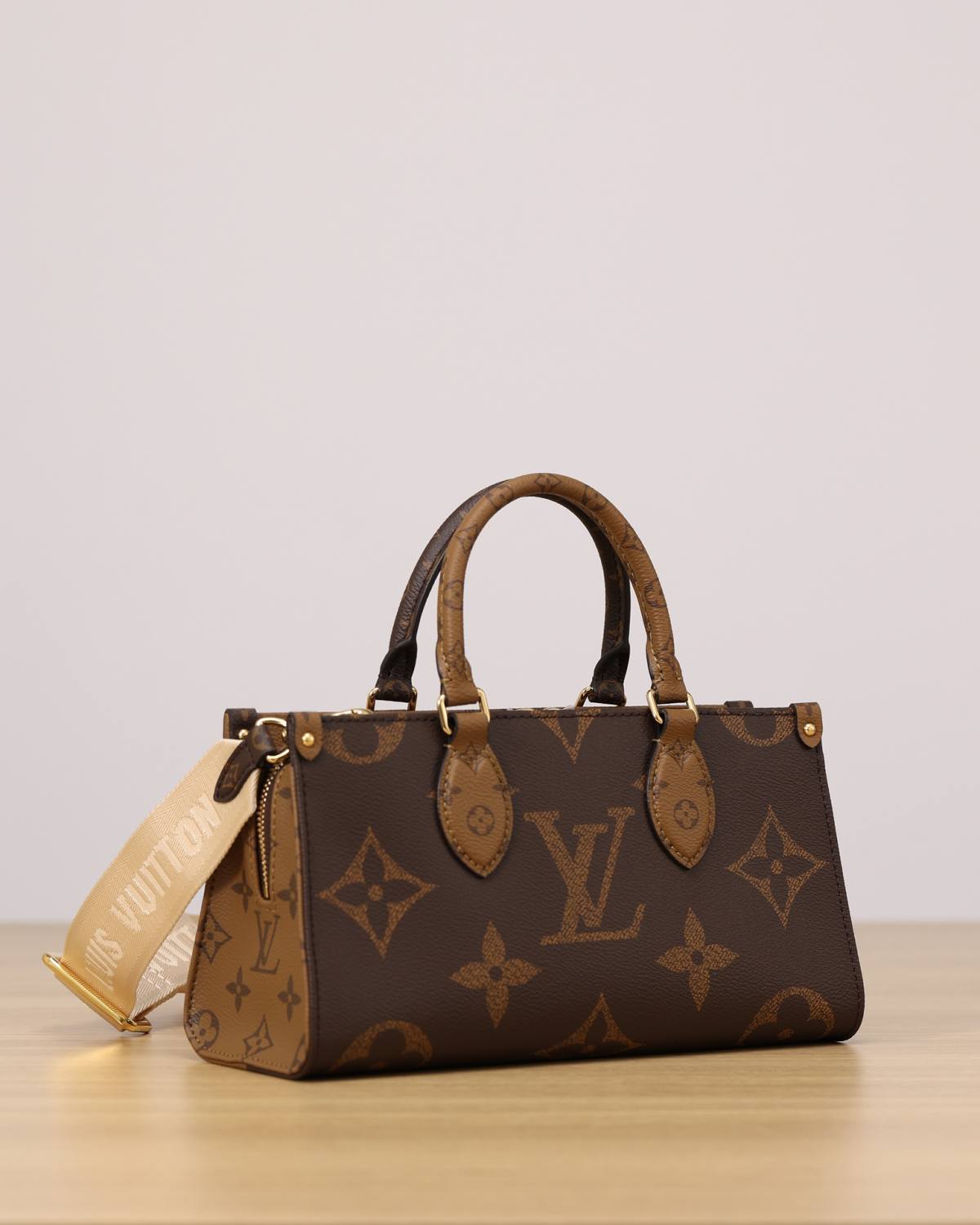 Ellebag’s Craftsmanship: M46653 OnTheGo East West Handbag – A 1:1 Replica of Louis Vuitton’s Latest Icon(2024 Dec Updated)-Best Quality Fake Louis Vuitton Bag Online Store, Replica designer bag ru