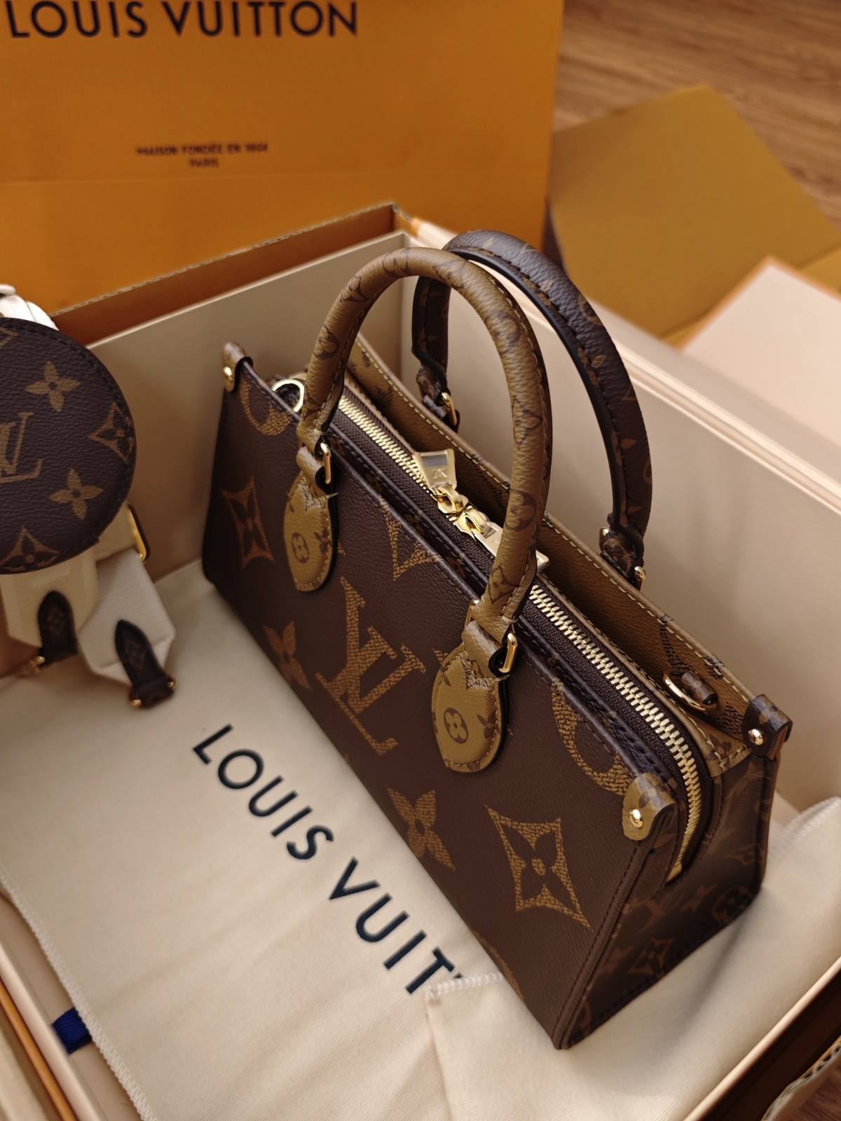 Ellebag’s Craftsmanship: M46653 OnTheGo East West Handbag – A 1:1 Replica of Louis Vuitton’s Latest Icon(2024 Dec Updated)-Best Quality Fake Louis Vuitton Bag Online Store, Replica designer bag ru