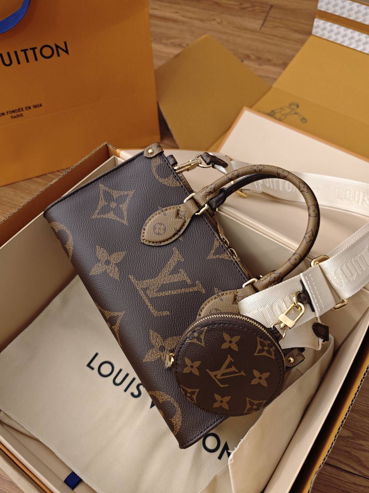 Ellebag’s Craftsmanship: M46653 OnTheGo East West Handbag – A 1:1 Replica of Louis Vuitton’s Latest Icon(2024 Dec Updated)-Best Quality Fake Louis Vuitton Bag Online Store, Replica designer bag ru