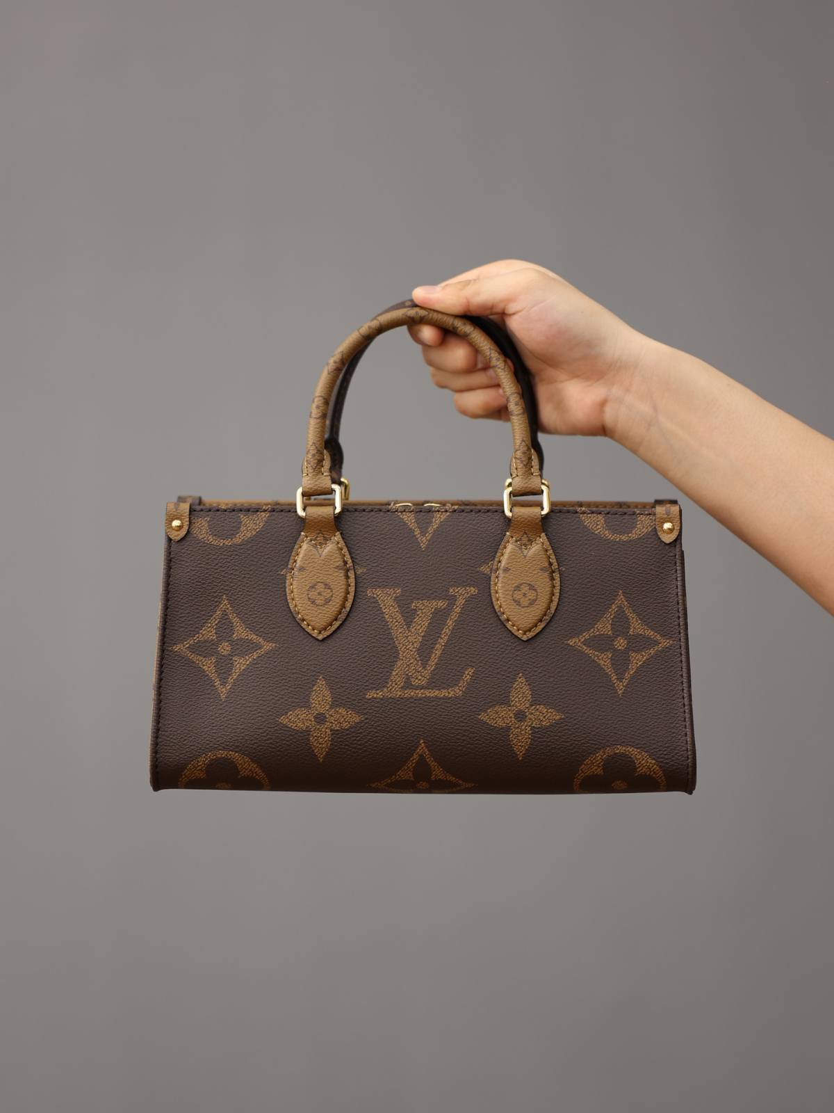 Ellebag’s Craftsmanship: M46653 OnTheGo East West Handbag – A 1:1 Replica of Louis Vuitton’s Latest Icon(2024 Dec Updated)-Best Quality Fake Louis Vuitton Bag Online Store, Replica designer bag ru