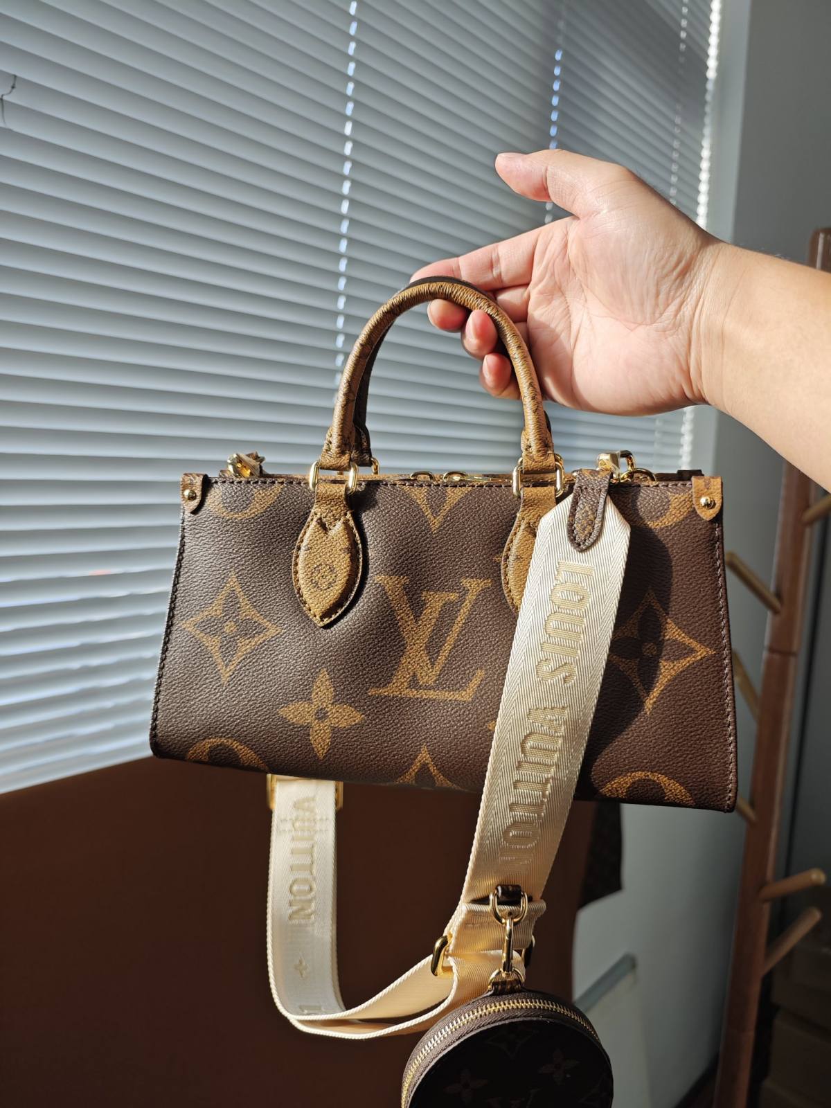 Ellebag’s Craftsmanship: M46653 OnTheGo East West Handbag – A 1:1 Replica of Louis Vuitton’s Latest Icon(2024 Dec Updated)-Best Quality Fake Louis Vuitton Bag Online Store, Replica designer bag ru