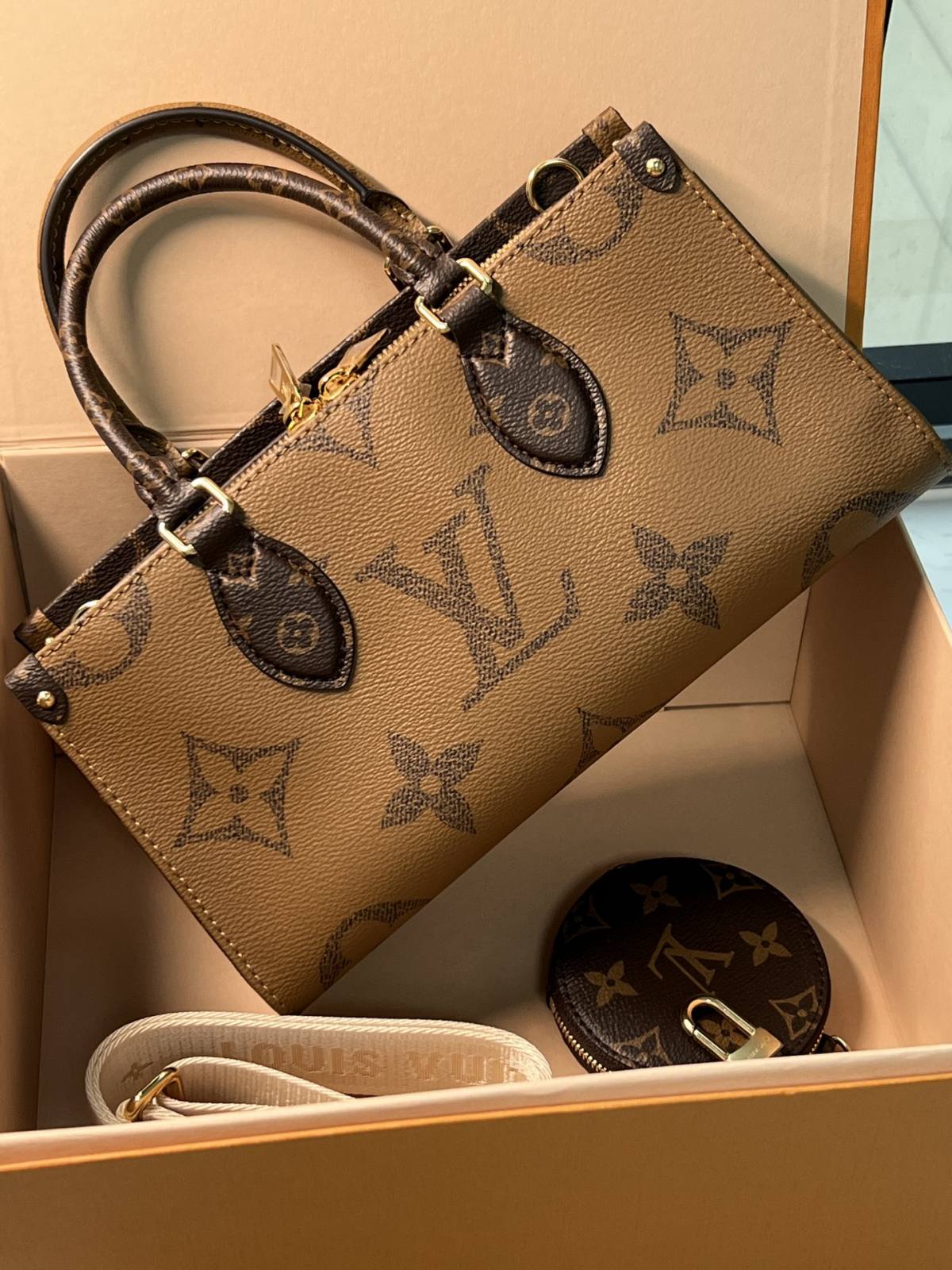 Ellebag’s Craftsmanship: M46653 OnTheGo East West Handbag – A 1:1 Replica of Louis Vuitton’s Latest Icon(2024 Dec Updated)-Best Quality Fake Louis Vuitton Bag Online Store, Replica designer bag ru