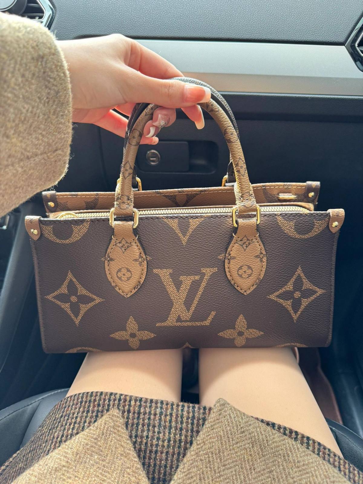 Ellebag’s Craftsmanship: M46653 OnTheGo East West Handbag – A 1:1 Replica of Louis Vuitton’s Latest Icon(2024 Dec Updated)-Best Quality Fake Louis Vuitton Bag Online Store, Replica designer bag ru