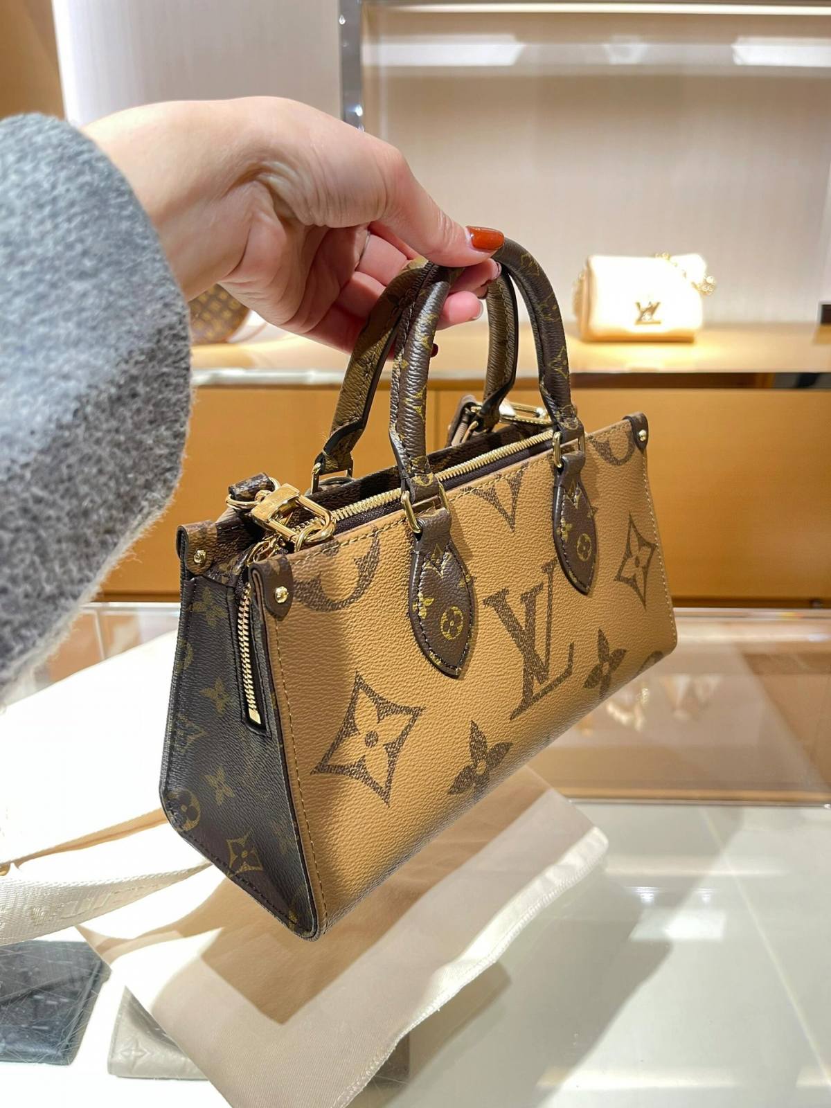 Ellebag’s Craftsmanship: M46653 OnTheGo East West Handbag – A 1:1 Replica of Louis Vuitton’s Latest Icon(2024 Dec Updated)-Best Quality Fake Louis Vuitton Bag Online Store, Replica designer bag ru