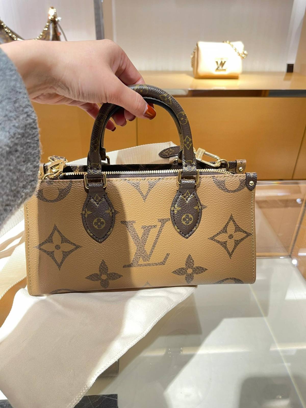 Ellebag’s Craftsmanship: M46653 OnTheGo East West Handbag – A 1:1 Replica of Louis Vuitton’s Latest Icon(2024 Dec Updated)-Best Quality Fake Louis Vuitton Bag Online Store, Replica designer bag ru