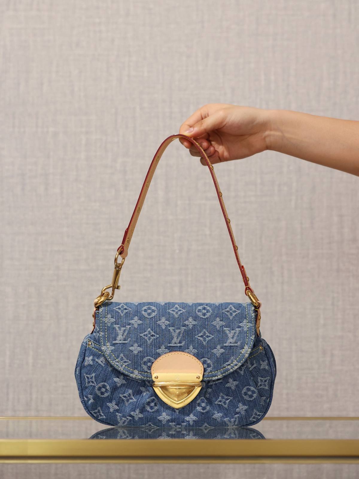 Ellebag’s Craftsmanship: The 1:1 Replica of Louis Vuitton M46829 Sunset Handbag – A Masterpiece in Monogram Denim(2024 Dec Updated)-Best Quality Fake Louis Vuitton Bag Online Store, Replica designer bag ru