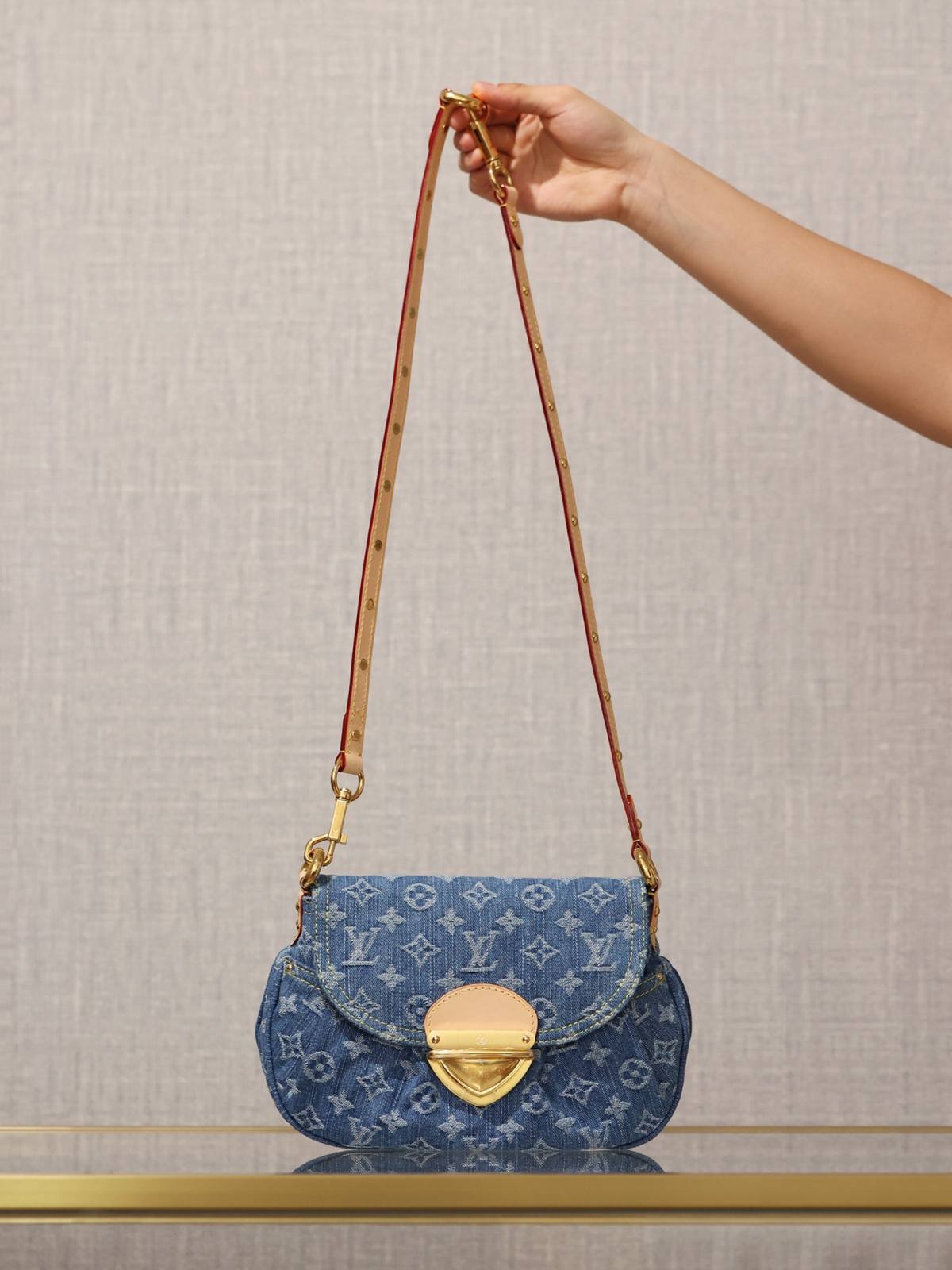 Ellebag’s Craftsmanship: The 1:1 Replica of Louis Vuitton M46829 Sunset Handbag – A Masterpiece in Monogram Denim(2024 Dec Updated)-Best Quality Fake Louis Vuitton Bag Online Store, Replica designer bag ru