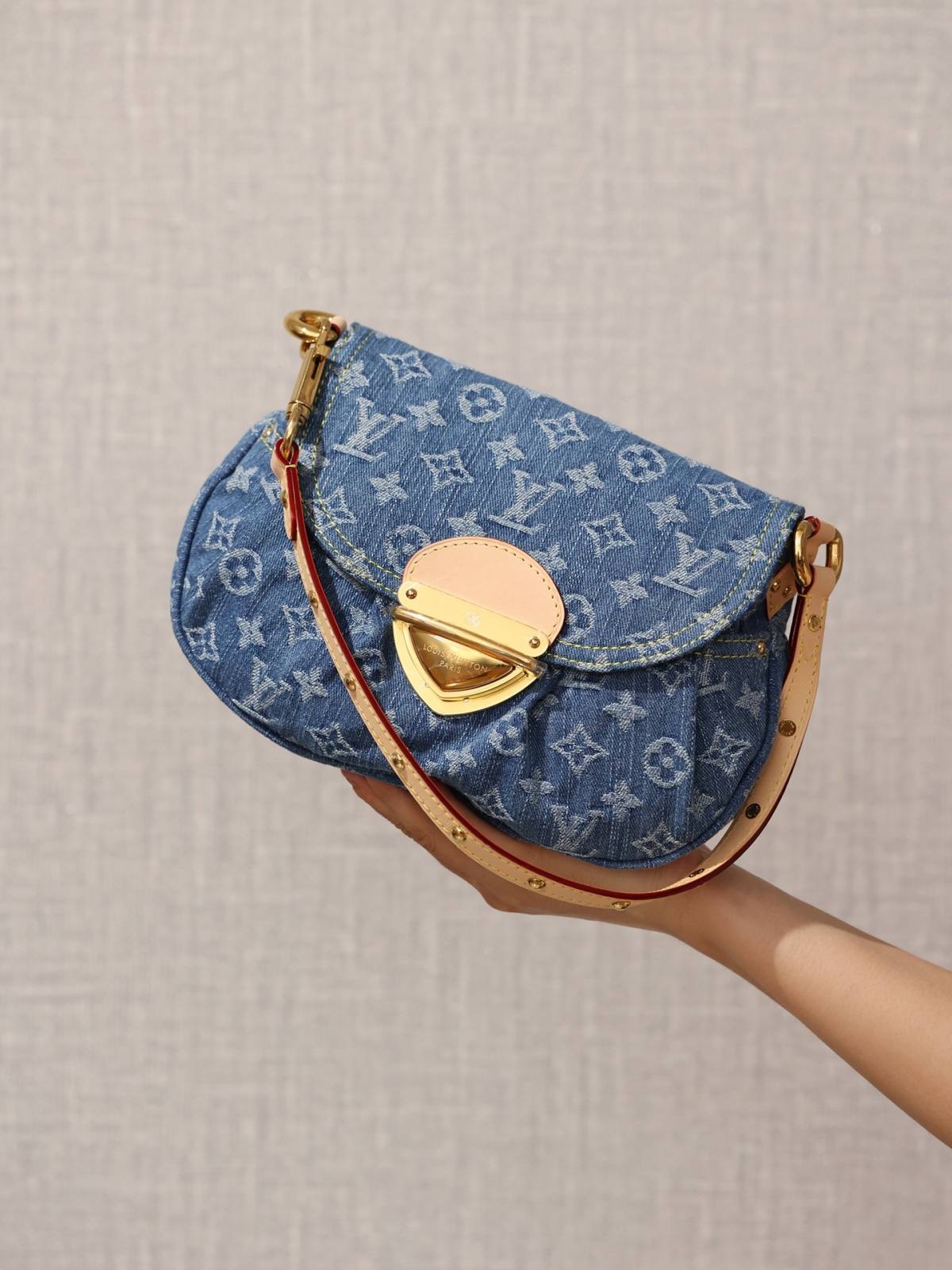 Ellebag’s Craftsmanship: The 1:1 Replica of Louis Vuitton M46829 Sunset Handbag – A Masterpiece in Monogram Denim(2024 Dec Updated)-Best Quality Fake Louis Vuitton Bag Online Store, Replica designer bag ru