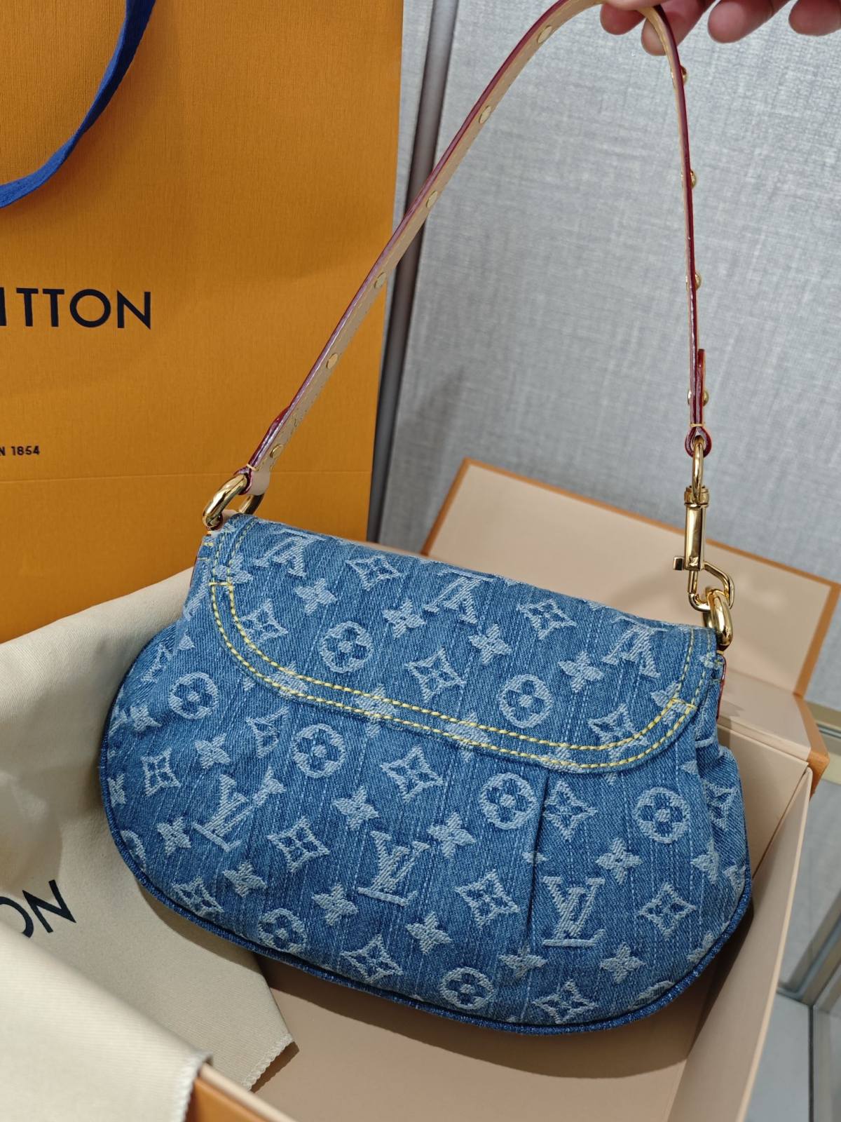 Ellebag’s Craftsmanship: The 1:1 Replica of Louis Vuitton M46829 Sunset Handbag – A Masterpiece in Monogram Denim(2024 Dec Updated)-Best Quality Fake Louis Vuitton Bag Online Store, Replica designer bag ru