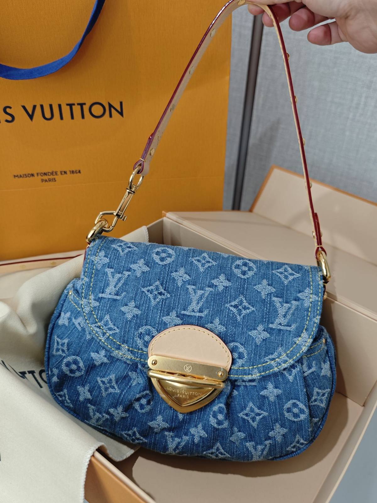 Ellebag’s Craftsmanship: The 1:1 Replica of Louis Vuitton M46829 Sunset Handbag – A Masterpiece in Monogram Denim(2024 Dec Updated)-Best Quality Fake Louis Vuitton Bag Online Store, Replica designer bag ru