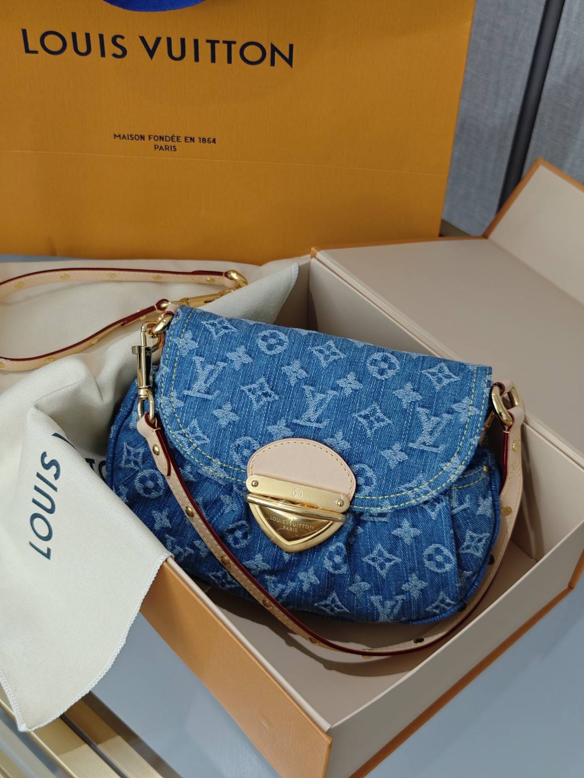 Ellebag’s Craftsmanship: The 1:1 Replica of Louis Vuitton M46829 Sunset Handbag – A Masterpiece in Monogram Denim(2024 Dec Updated)-Best Quality Fake Louis Vuitton Bag Online Store, Replica designer bag ru