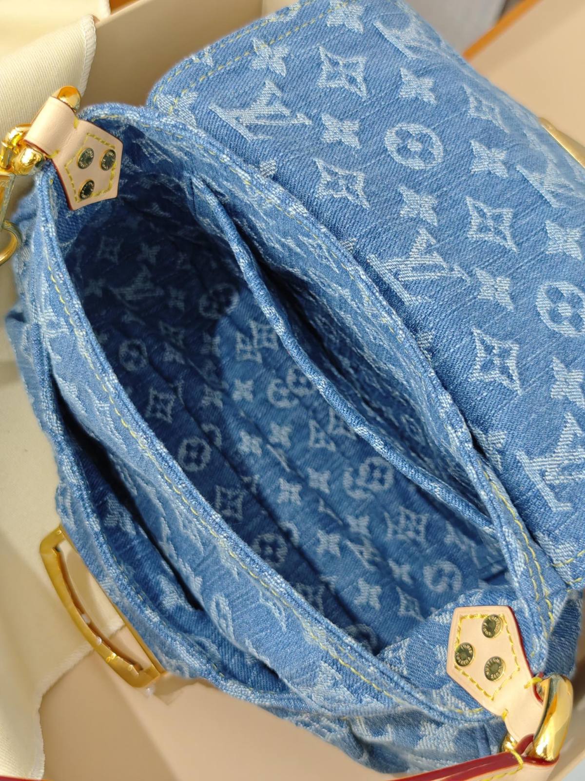 Ellebag’s Craftsmanship: The 1:1 Replica of Louis Vuitton M46829 Sunset Handbag – A Masterpiece in Monogram Denim(2024 Dec Updated)-Best Quality Fake Louis Vuitton Bag Online Store, Replica designer bag ru