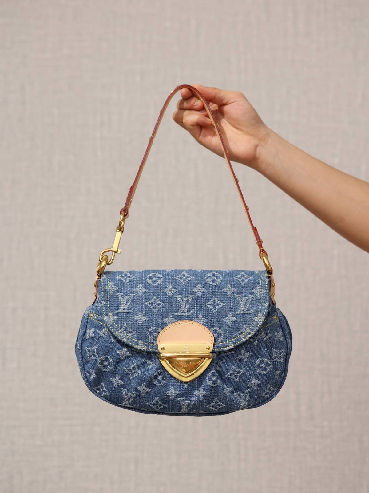 Ellebag’s Craftsmanship: The 1:1 Replica of Louis Vuitton M46829 Sunset Handbag – A Masterpiece in Monogram Denim(2024 Dec Updated)-Best Quality Fake Louis Vuitton Bag Online Store, Replica designer bag ru