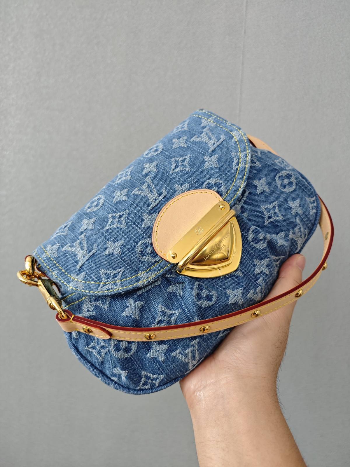 Ellebag’s Craftsmanship: The 1:1 Replica of Louis Vuitton M46829 Sunset Handbag – A Masterpiece in Monogram Denim(2024 Dec Updated)-Best Quality Fake Louis Vuitton Bag Online Store, Replica designer bag ru