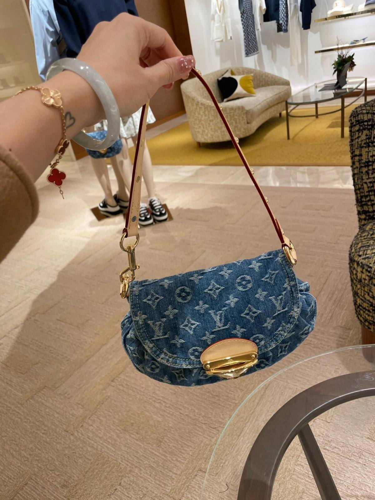 Ellebag’s Craftsmanship: The 1:1 Replica of Louis Vuitton M46829 Sunset Handbag – A Masterpiece in Monogram Denim(2024 Dec Updated)-Best Quality Fake Louis Vuitton Bag Online Store, Replica designer bag ru