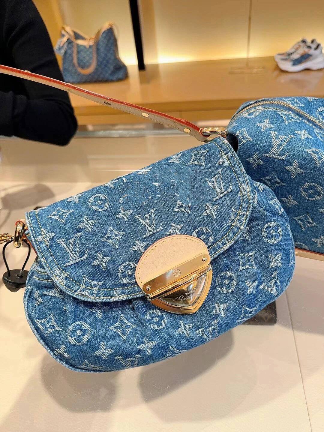 Ellebag’s Craftsmanship: The 1:1 Replica of Louis Vuitton M46829 Sunset Handbag – A Masterpiece in Monogram Denim(2024 Dec Updated)-Best Quality Fake Louis Vuitton Bag Online Store, Replica designer bag ru