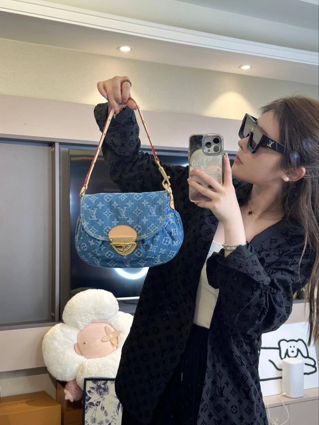 Ellebag’s Craftsmanship: The 1:1 Replica of Louis Vuitton M46829 Sunset Handbag – A Masterpiece in Monogram Denim(2024 Dec Updated)-Best Quality Fake Louis Vuitton Bag Online Store, Replica designer bag ru