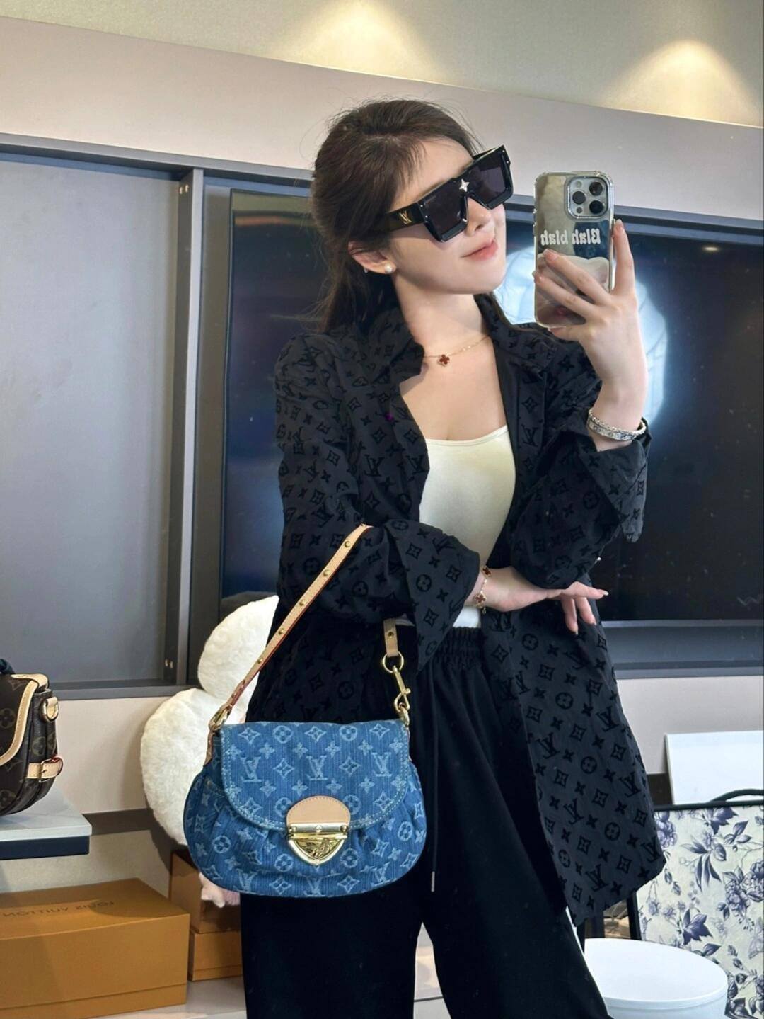 Ellebag’s Craftsmanship: The 1:1 Replica of Louis Vuitton M46829 Sunset Handbag – A Masterpiece in Monogram Denim(2024 Dec Updated)-Best Quality Fake Louis Vuitton Bag Online Store, Replica designer bag ru