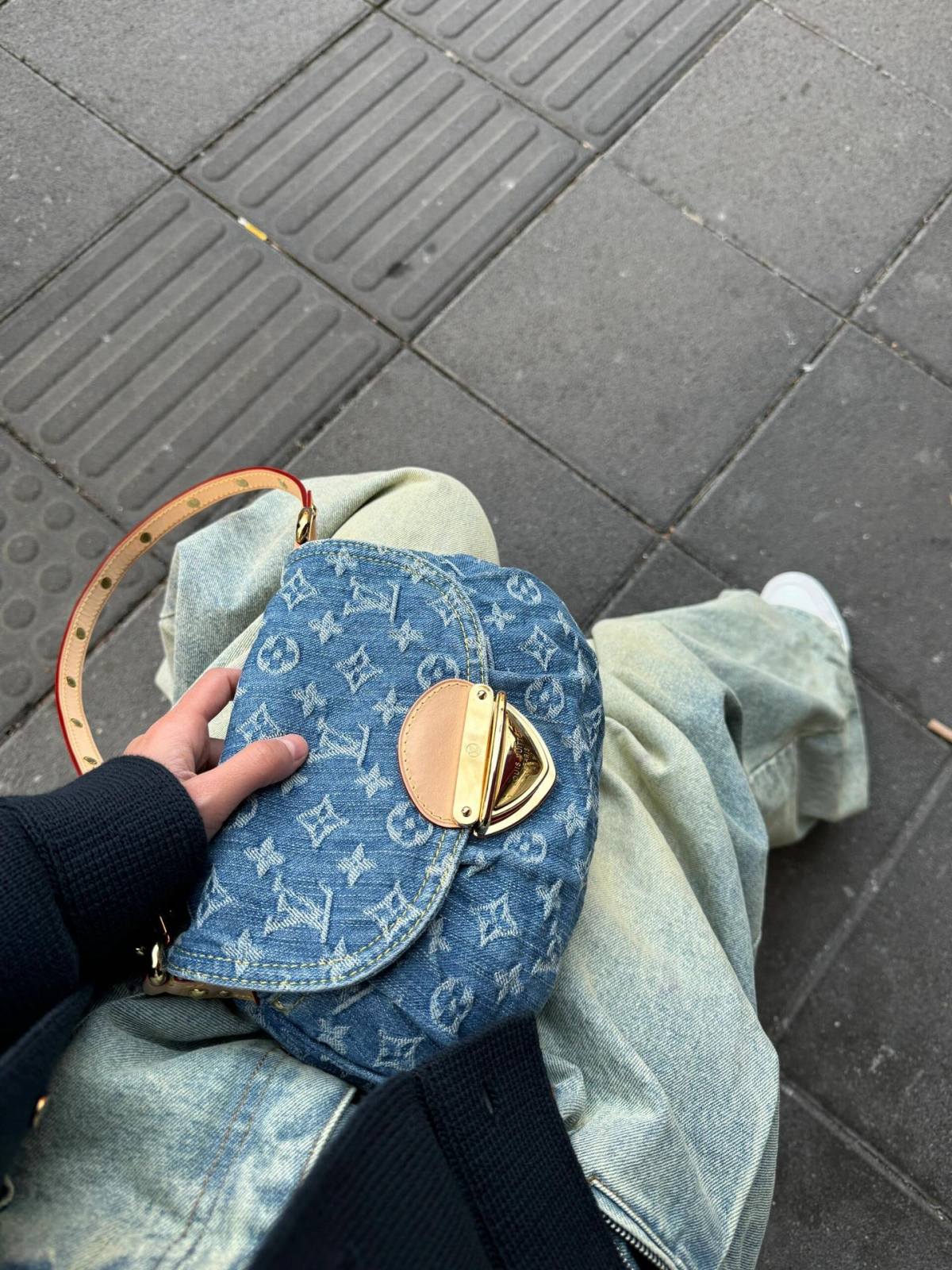 Ellebag’s Craftsmanship: The 1:1 Replica of Louis Vuitton M46829 Sunset Handbag – A Masterpiece in Monogram Denim(2024 Dec Updated)-Best Quality Fake Louis Vuitton Bag Online Store, Replica designer bag ru