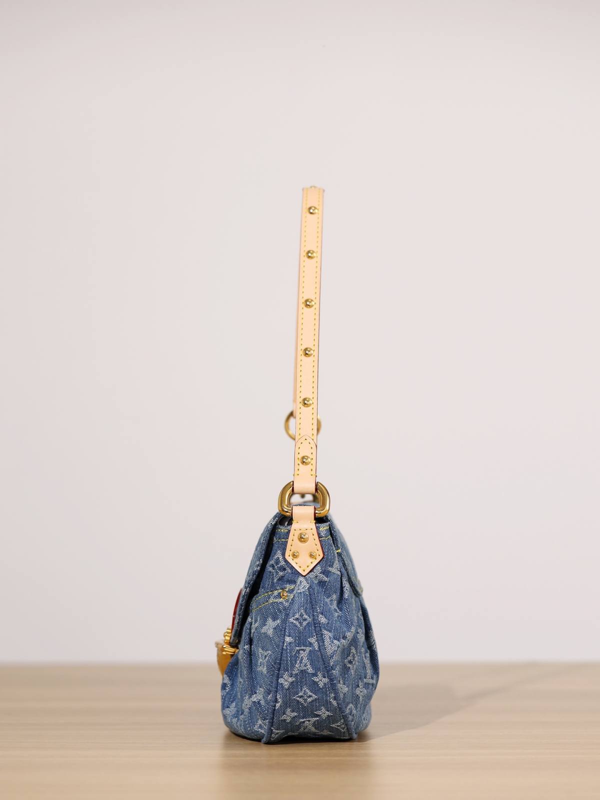 Ellebag’s Craftsmanship: The 1:1 Replica of Louis Vuitton M46829 Sunset Handbag – A Masterpiece in Monogram Denim(2024 Dec Updated)-Best Quality Fake Louis Vuitton Bag Online Store, Replica designer bag ru