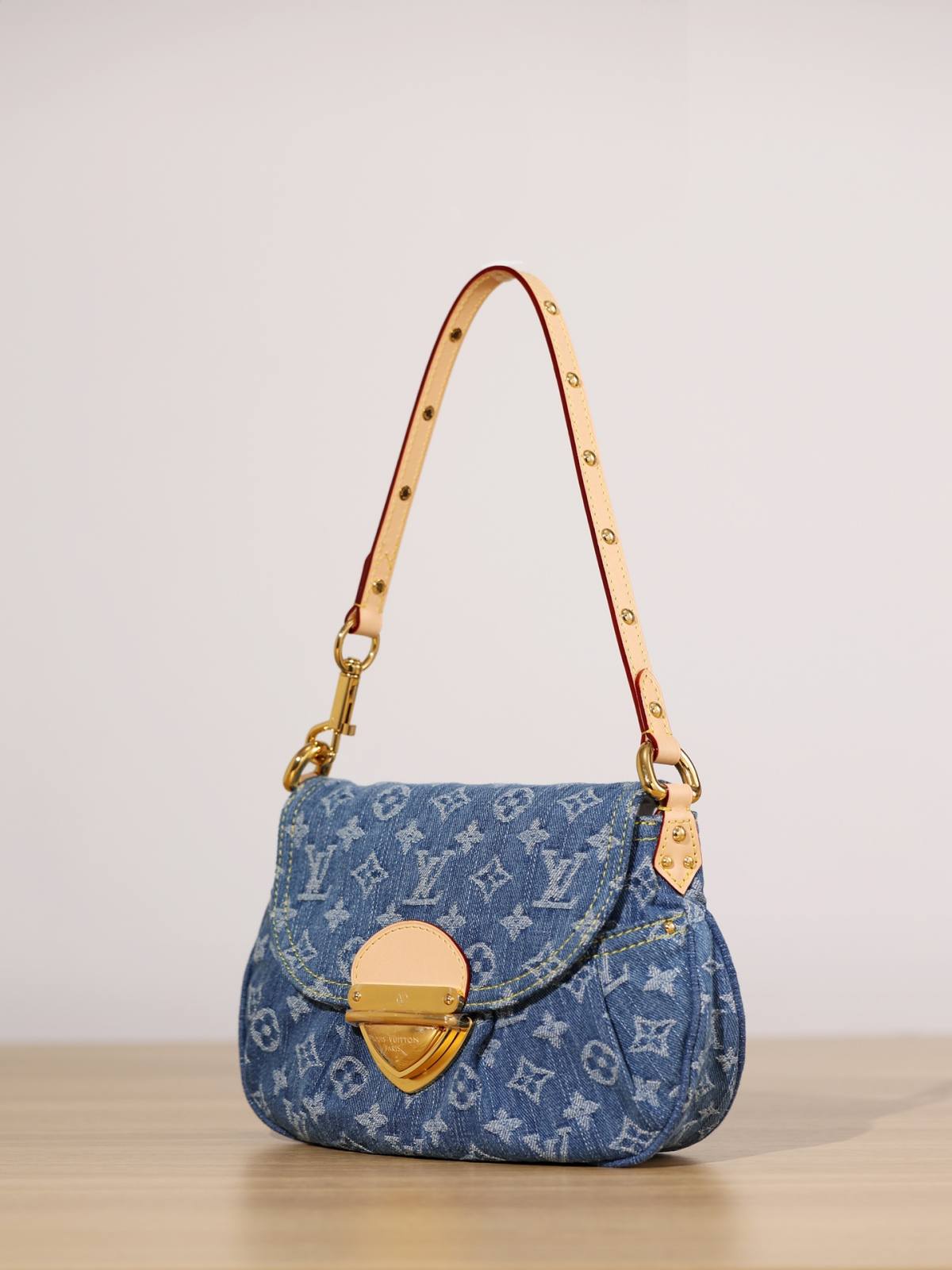 Ellebag’s Craftsmanship: The 1:1 Replica of Louis Vuitton M46829 Sunset Handbag – A Masterpiece in Monogram Denim(2024 Dec Updated)-Best Quality Fake Louis Vuitton Bag Online Store, Replica designer bag ru