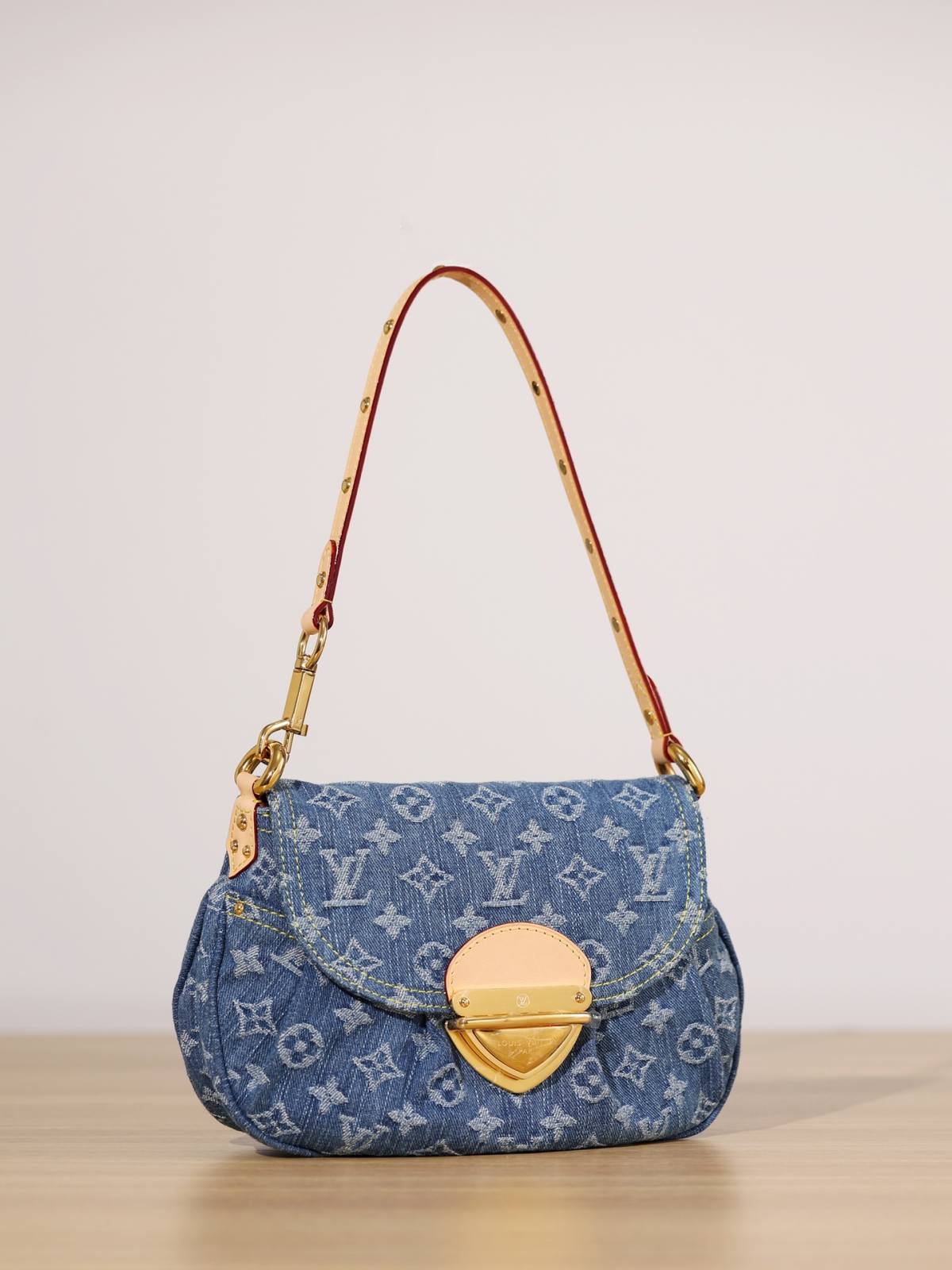 Ellebag’s Craftsmanship: The 1:1 Replica of Louis Vuitton M46829 Sunset Handbag – A Masterpiece in Monogram Denim(2024 Dec Updated)-Best Quality Fake Louis Vuitton Bag Online Store, Replica designer bag ru