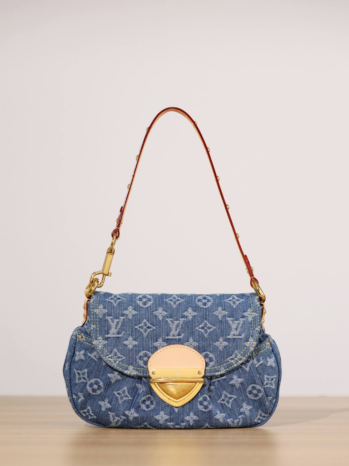 Ellebag’s Craftsmanship: The 1:1 Replica of Louis Vuitton M46829 Sunset Handbag – A Masterpiece in Monogram Denim(2024 Dec Updated)-Best Quality Fake Louis Vuitton Bag Online Store, Replica designer bag ru