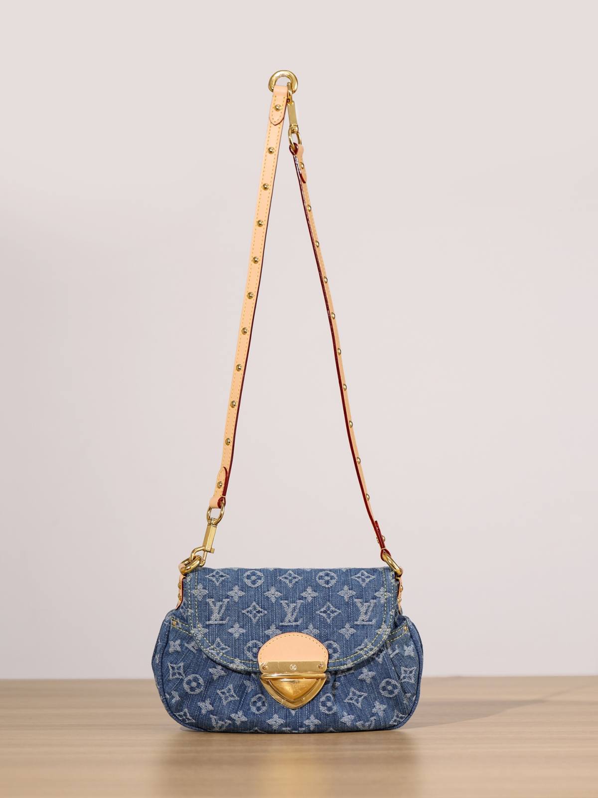 Ellebag’s Craftsmanship: The 1:1 Replica of Louis Vuitton M46829 Sunset Handbag – A Masterpiece in Monogram Denim(2024 Dec Updated)-Best Quality Fake Louis Vuitton Bag Online Store, Replica designer bag ru