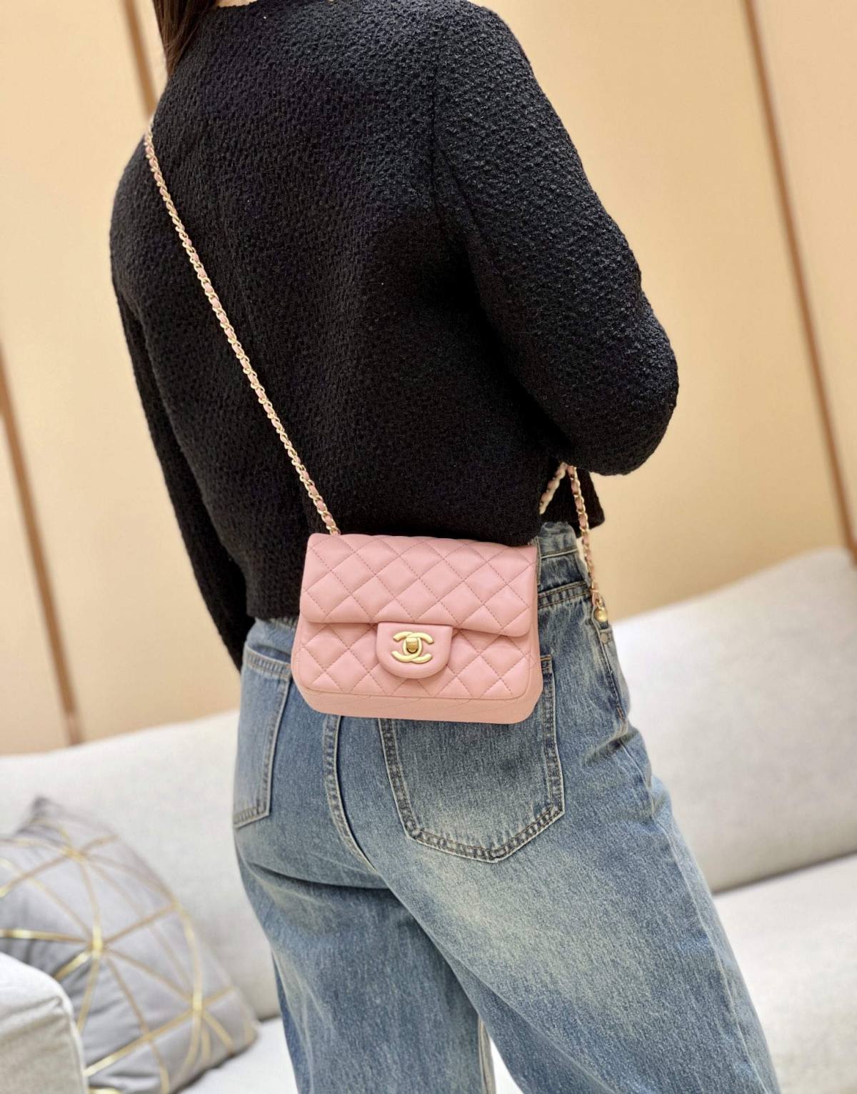 Ellebag super replica The Charming Allure of the Chanel Classic Flap with CC Gold Ball on Chain in Pink(2024 Dec Updated)-Ti o dara ju Didara iro Louis Vuitton apo Online itaja, Ajọra onise apo ru