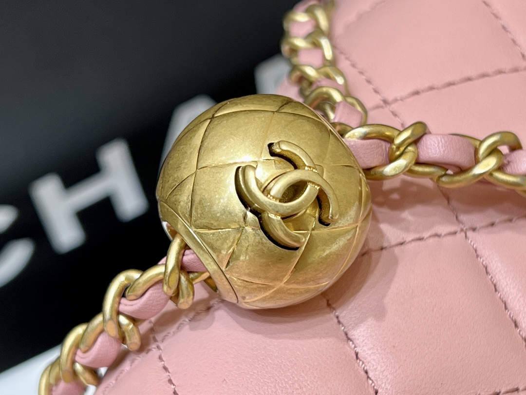 Ellebag super replica The Charming Allure of the Chanel Classic Flap with CC Gold Ball on Chain in Pink(2024 Dec Updated)-Ti o dara ju Didara iro Louis Vuitton apo Online itaja, Ajọra onise apo ru