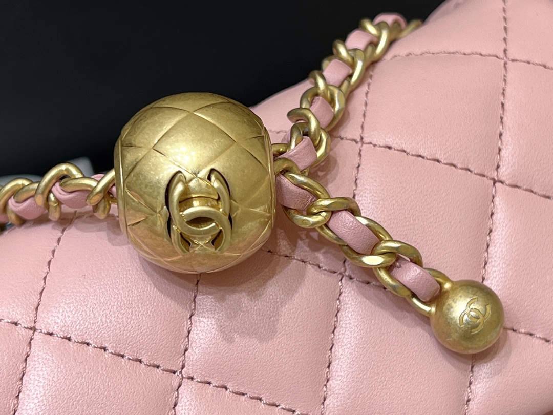 Ellebag super replica The Charming Allure of the Chanel Classic Flap with CC Gold Ball on Chain in Pink(2024 Dec Updated)-Ti o dara ju Didara iro Louis Vuitton apo Online itaja, Ajọra onise apo ru