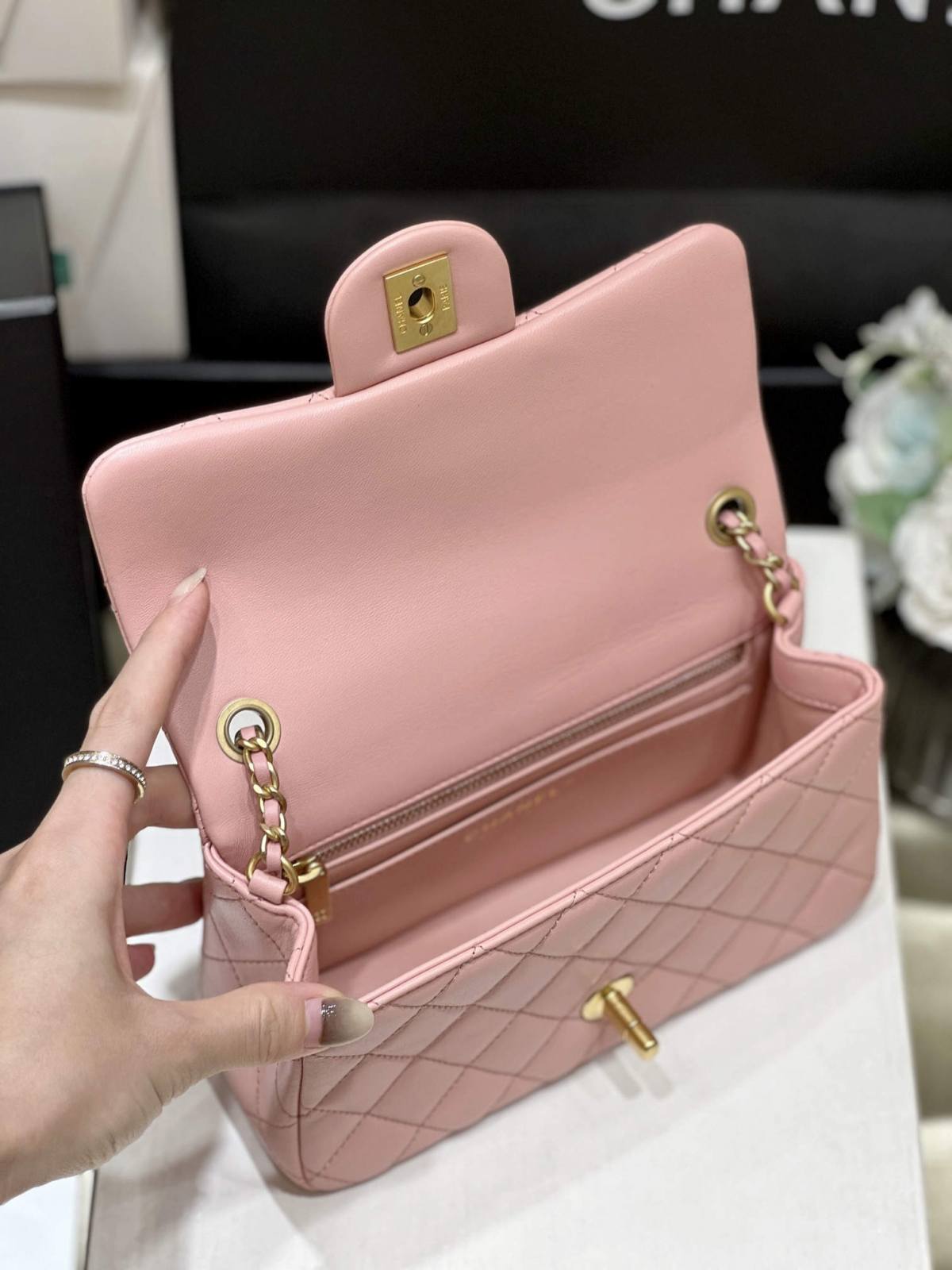 Ellebag super replica The Charming Allure of the Chanel Classic Flap with CC Gold Ball on Chain in Pink(2024 Dec Updated)-Ti o dara ju Didara iro Louis Vuitton apo Online itaja, Ajọra onise apo ru