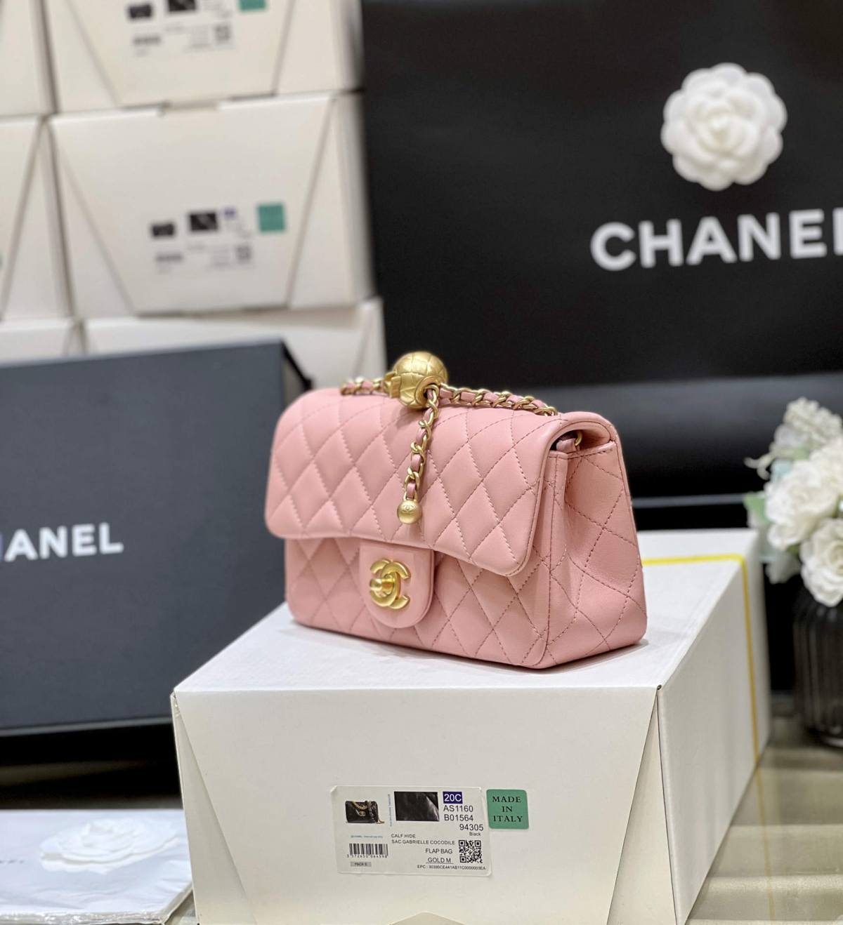 Ellebag super replica The Charming Allure of the Chanel Classic Flap with CC Gold Ball on Chain in Pink(2024 Dec Updated)-Ti o dara ju Didara iro Louis Vuitton apo Online itaja, Ajọra onise apo ru