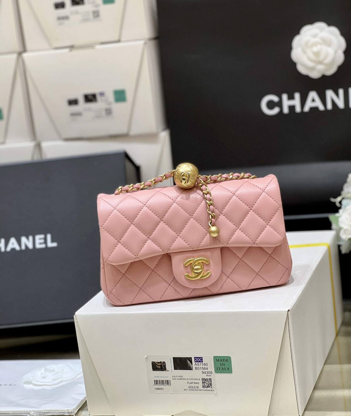 Ellebag super replica The Charming Allure of the Chanel Classic Flap with CC Gold Ball on Chain in Pink(2024 Dec Updated)-Ti o dara ju Didara iro Louis Vuitton apo Online itaja, Ajọra onise apo ru