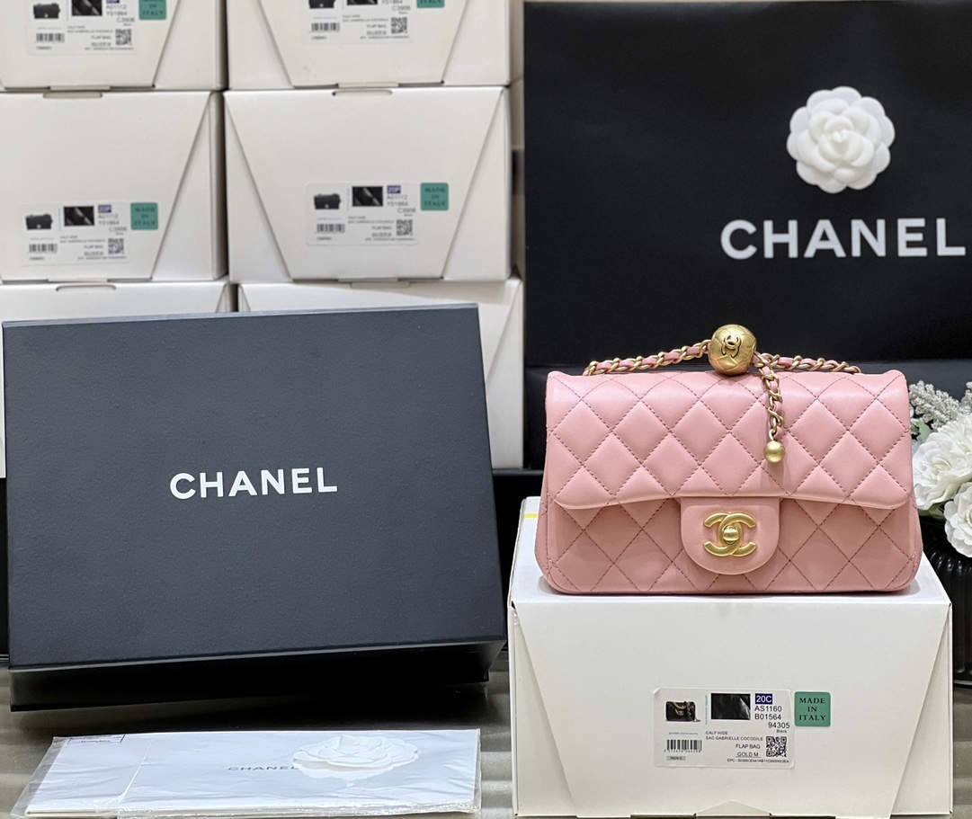 Ellebag super replica The Charming Allure of the Chanel Classic Flap with CC Gold Ball on Chain in Pink(2024 Dec Updated)-Ti o dara ju Didara iro Louis Vuitton apo Online itaja, Ajọra onise apo ru