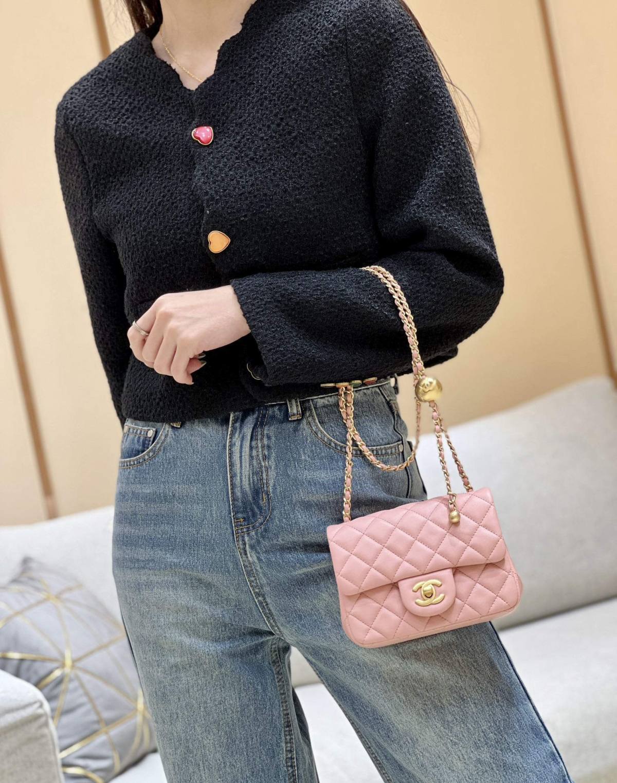 Ellebag super replica The Charming Allure of the Chanel Classic Flap with CC Gold Ball on Chain in Pink(2024 Dec Updated)-Ti o dara ju Didara iro Louis Vuitton apo Online itaja, Ajọra onise apo ru