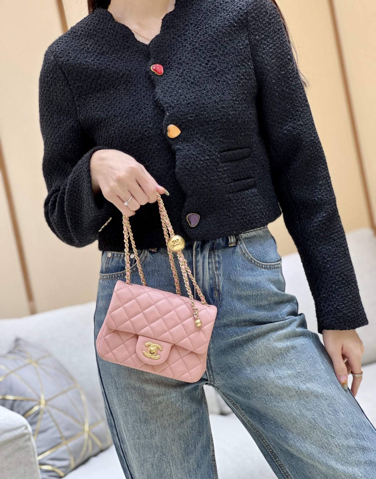 Ellebag super replica The Charming Allure of the Chanel Classic Flap with CC Gold Ball on Chain in Pink(2024 Dec Updated)-Ti o dara ju Didara iro Louis Vuitton apo Online itaja, Ajọra onise apo ru