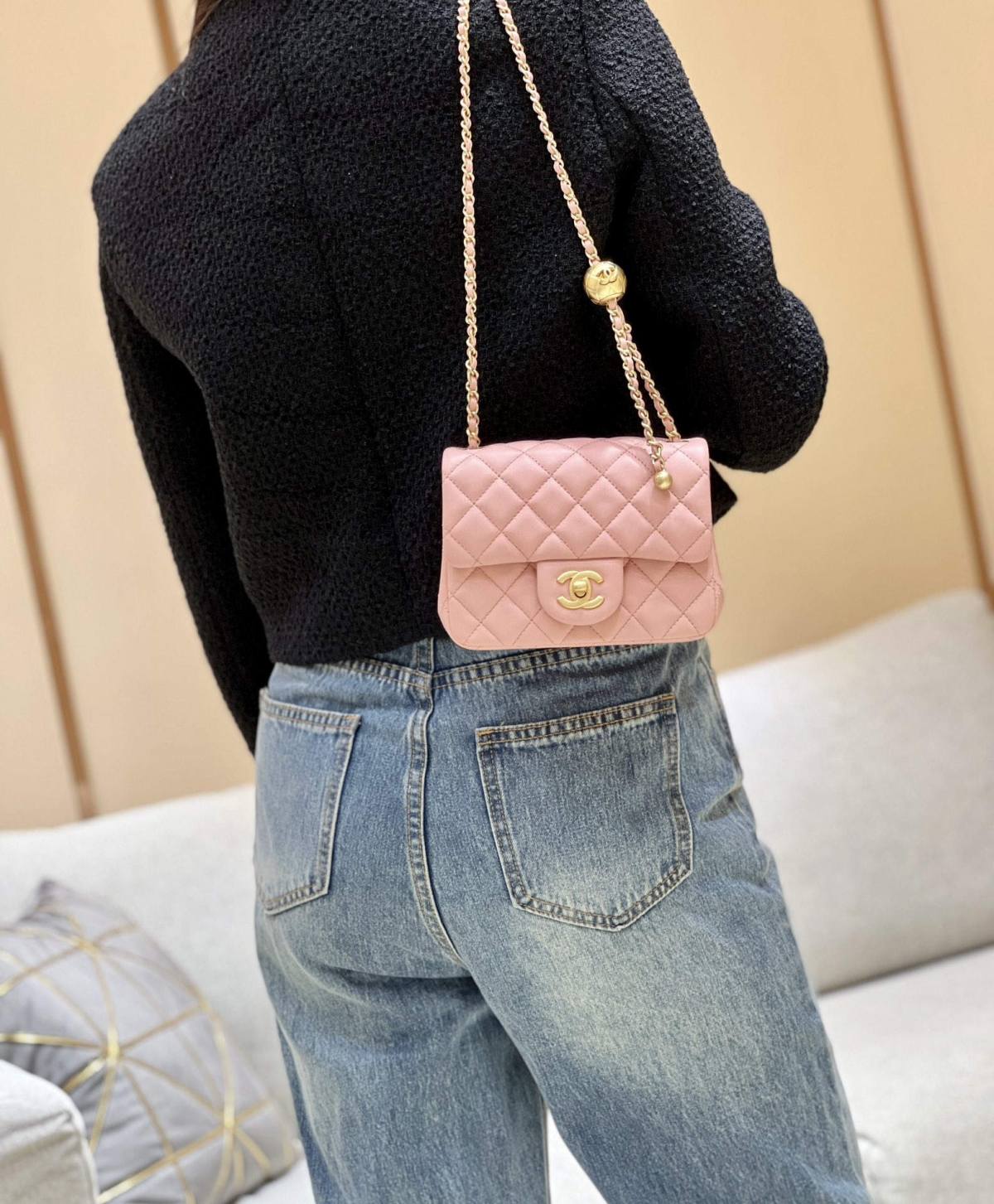 Ellebag super replica The Charming Allure of the Chanel Classic Flap with CC Gold Ball on Chain in Pink(2024 Dec Updated)-Ti o dara ju Didara iro Louis Vuitton apo Online itaja, Ajọra onise apo ru