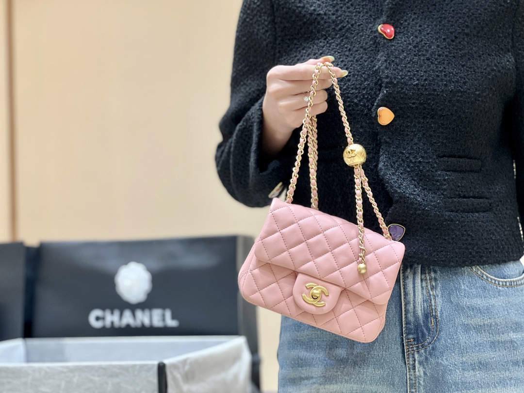 Ellebag super replica The Charming Allure of the Chanel Classic Flap with CC Gold Ball on Chain in Pink(2024 Dec Updated)-Ti o dara ju Didara iro Louis Vuitton apo Online itaja, Ajọra onise apo ru