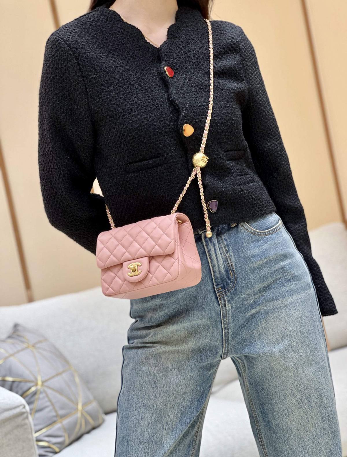 Ellebag super replica The Charming Allure of the Chanel Classic Flap with CC Gold Ball on Chain in Pink(2024 Dec Updated)-Ti o dara ju Didara iro Louis Vuitton apo Online itaja, Ajọra onise apo ru