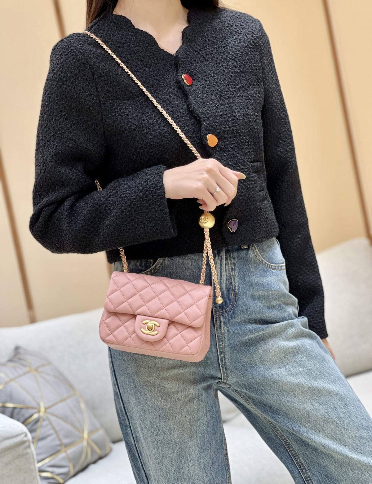 Ellebag super replica The Charming Allure of the Chanel Classic Flap with CC Gold Ball on Chain in Pink(2024 Dec Updated)-Ti o dara ju Didara iro Louis Vuitton apo Online itaja, Ajọra onise apo ru