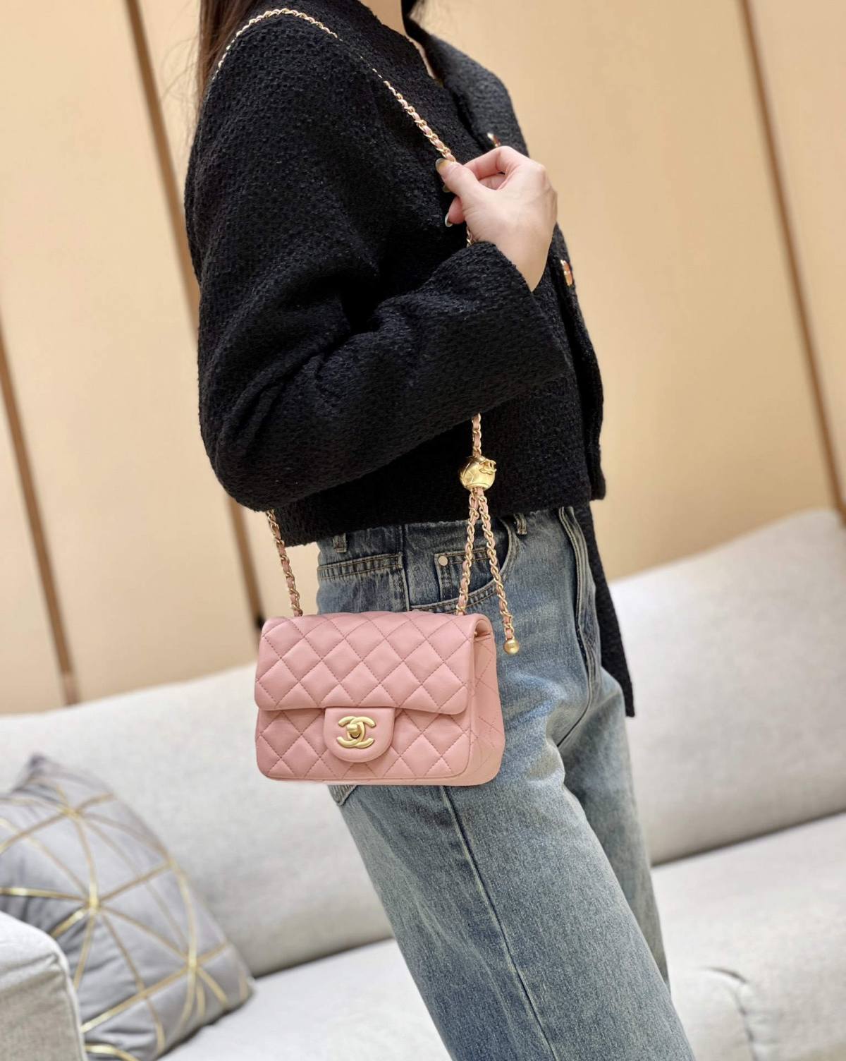 Ellebag super replica The Charming Allure of the Chanel Classic Flap with CC Gold Ball on Chain in Pink(2024 Dec Updated)-Ti o dara ju Didara iro Louis Vuitton apo Online itaja, Ajọra onise apo ru