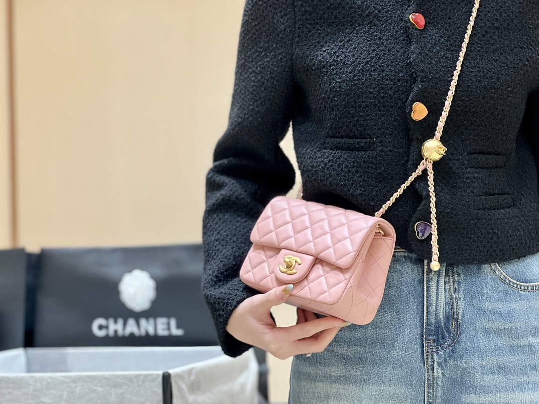 Ellebag super replica The Charming Allure of the Chanel Classic Flap with CC Gold Ball on Chain in Pink(2024 Dec Updated)-Ti o dara ju Didara iro Louis Vuitton apo Online itaja, Ajọra onise apo ru